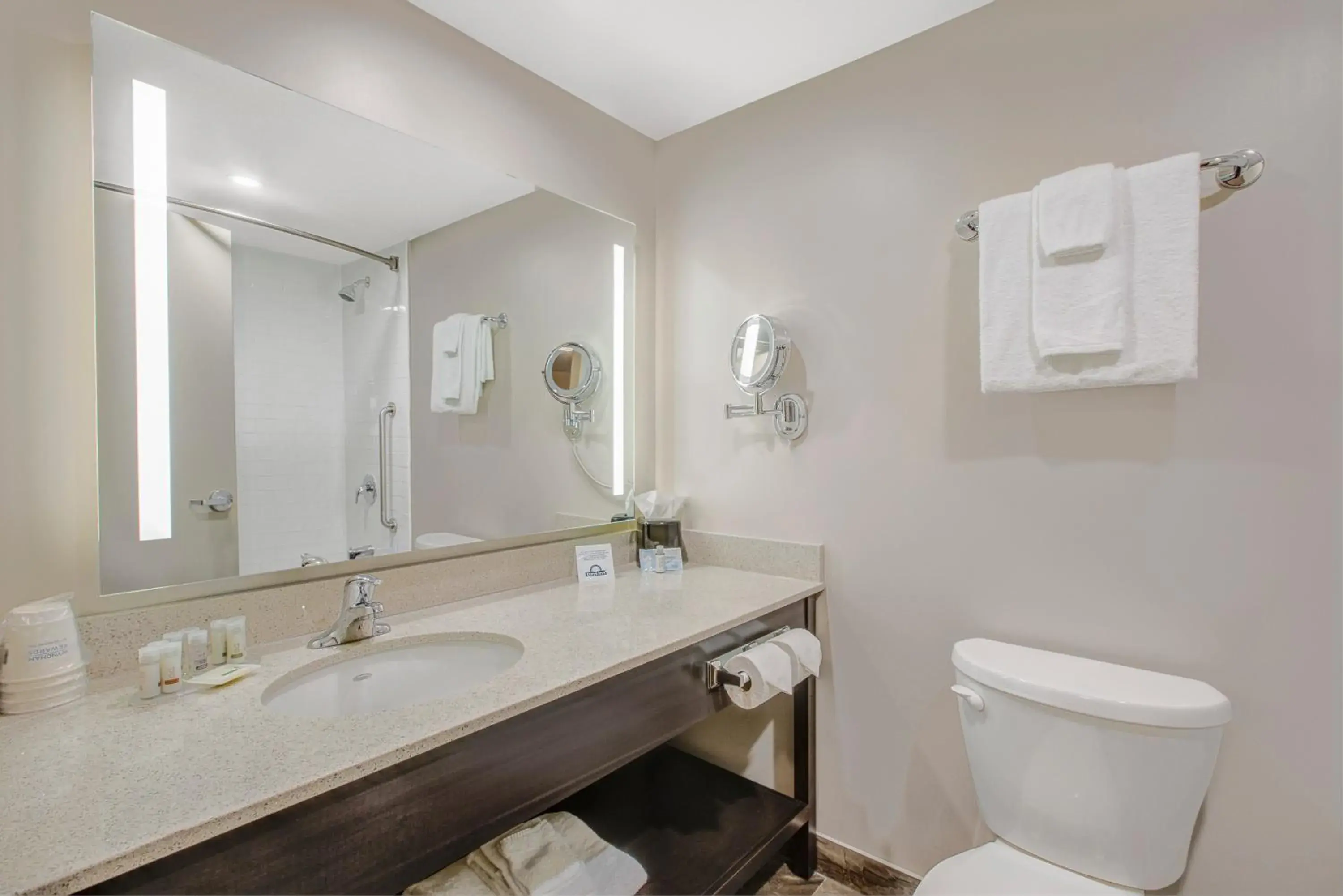 Queen Room - Non-Smoking in Days Inn & Suites by Wyndham Lindsay Queen Room - Non-Smoking in Days Inn & Suites by Wyndham Lindsay