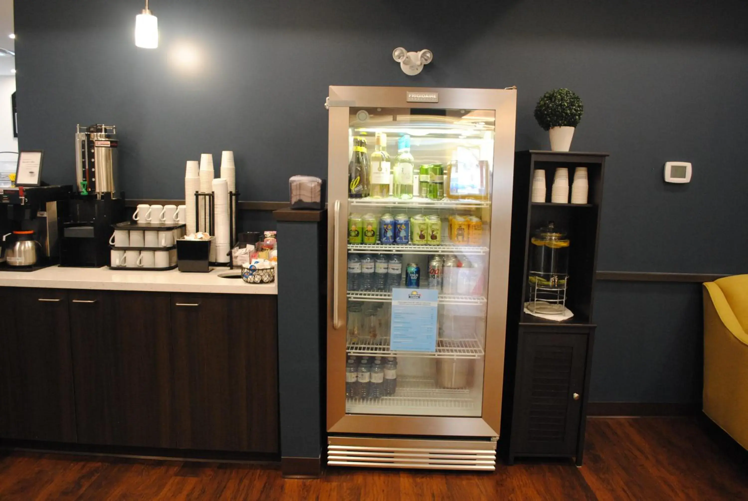 Lounge or bar in Days Inn & Suites by Wyndham Lindsay Lounge or bar in Days Inn & Suites by Wyndham Lindsay