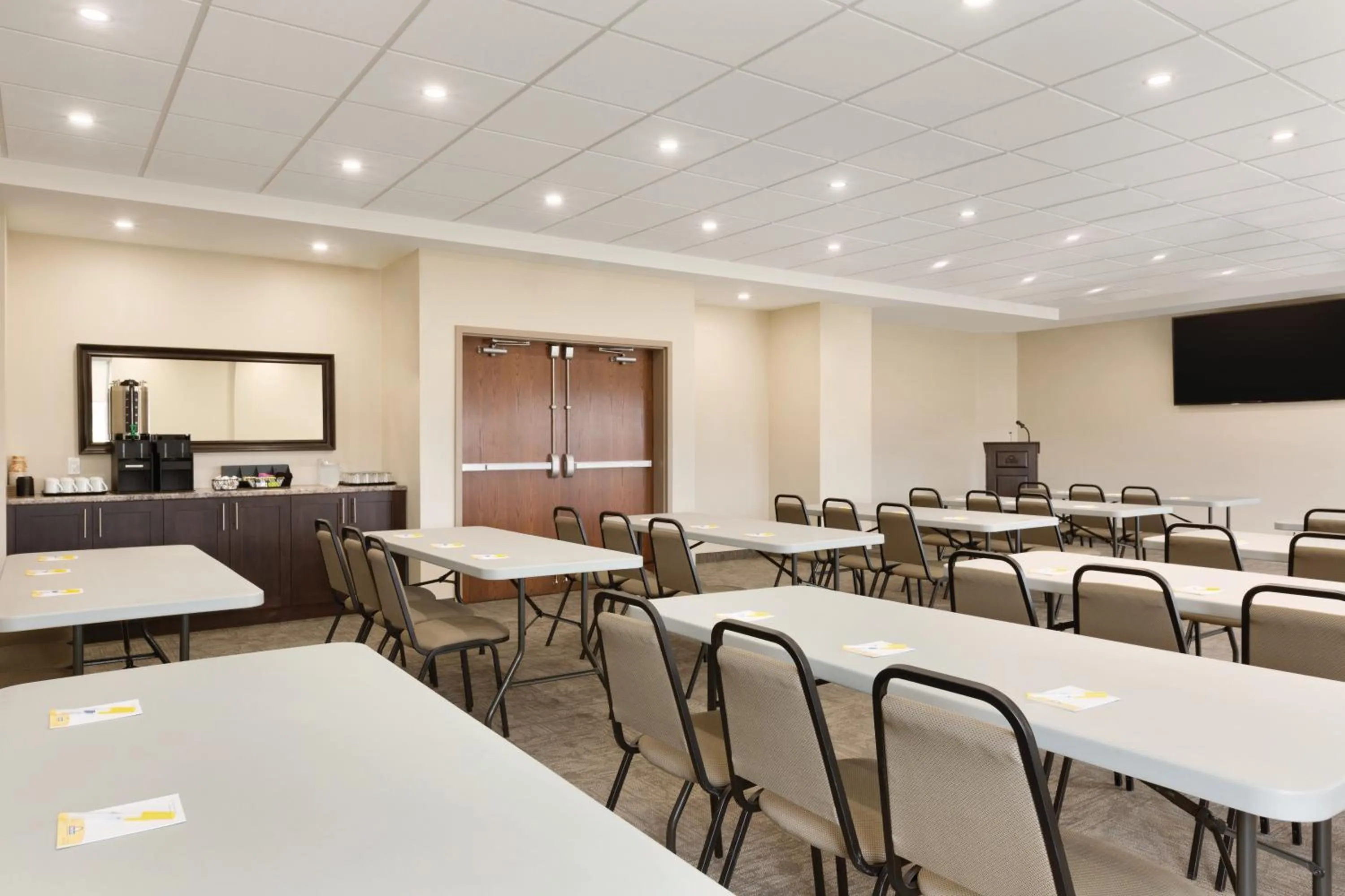 Meeting/conference room in Days Inn & Suites by Wyndham Lindsay