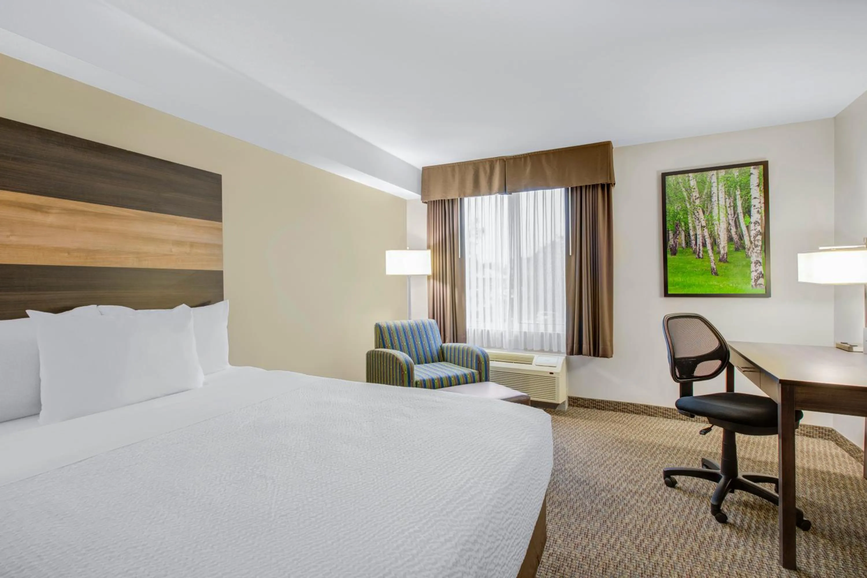 Bed in Days Inn & Suites by Wyndham Lindsay
