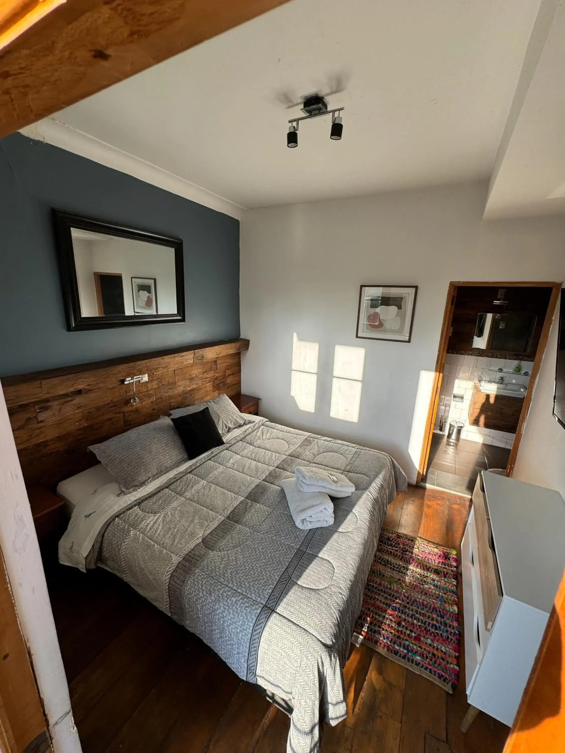 Deluxe Double or Twin Room in The Fox Hostel Deluxe Double or Twin Room in The Fox Hostel