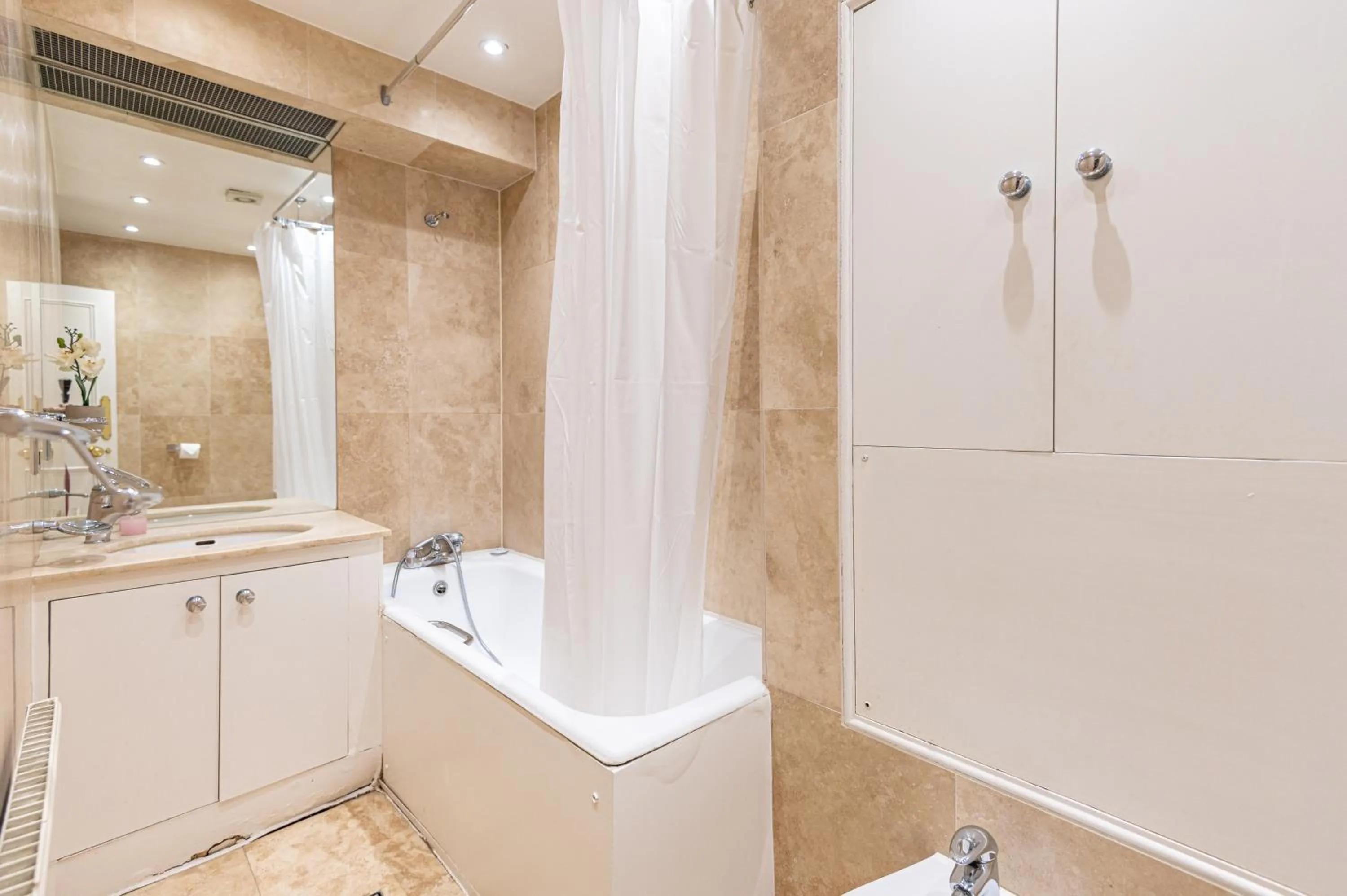 Bathroom in Mayfair private Apartments