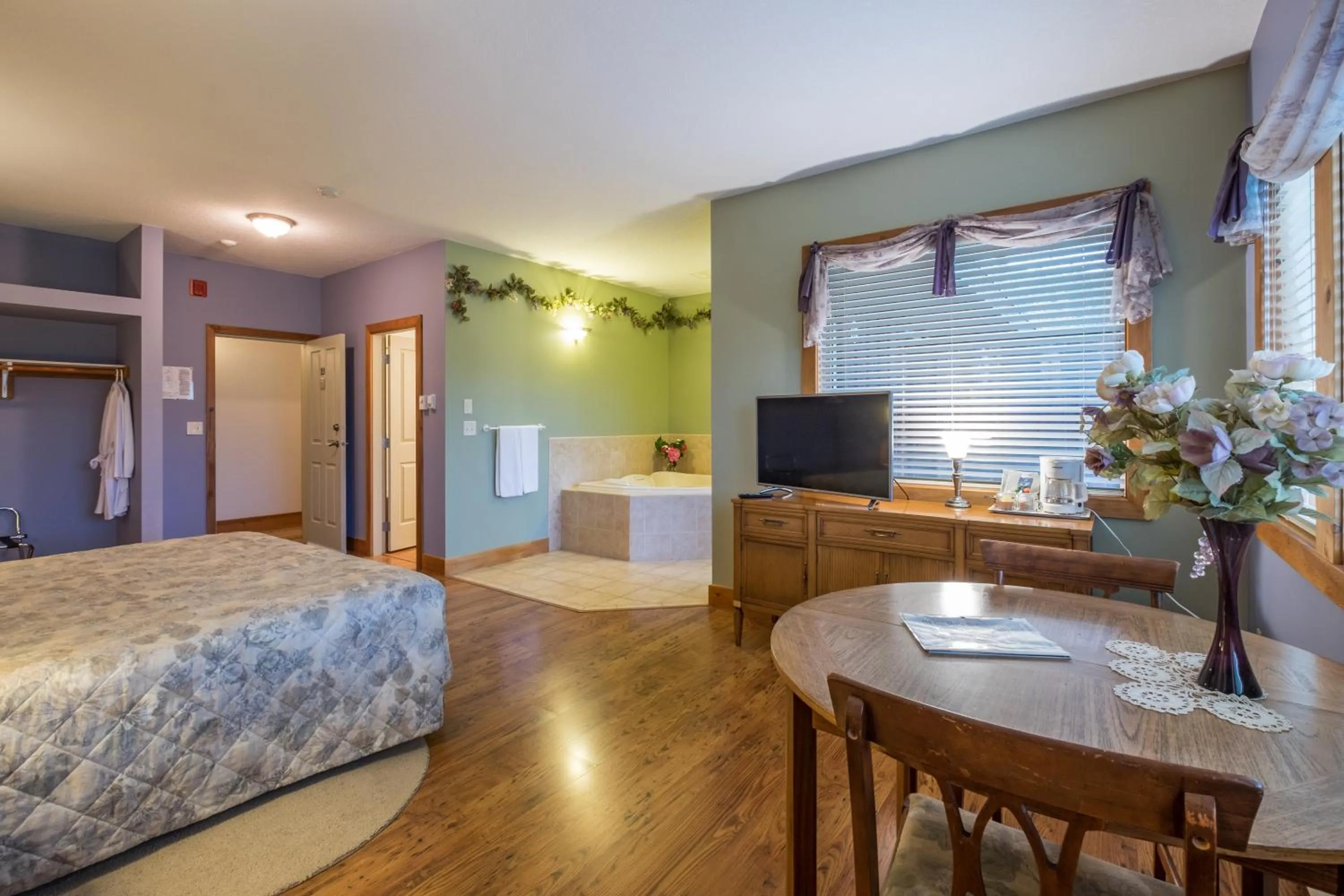 Bed in Kiwi Cove Lodge