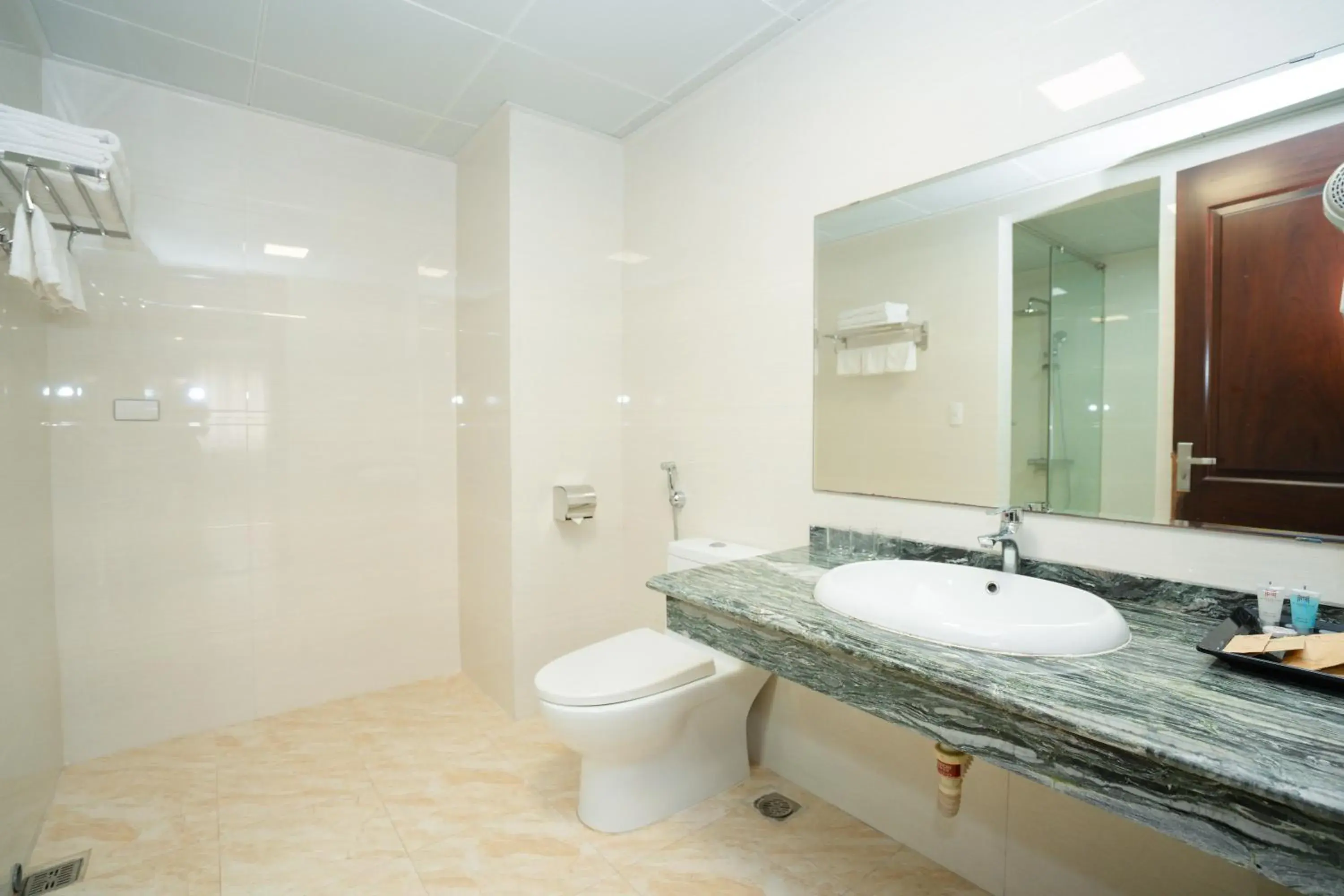 Deluxe Double Room in MT Collection Hotel Ha Long Deluxe Double Room in MT Collection Hotel Ha Long