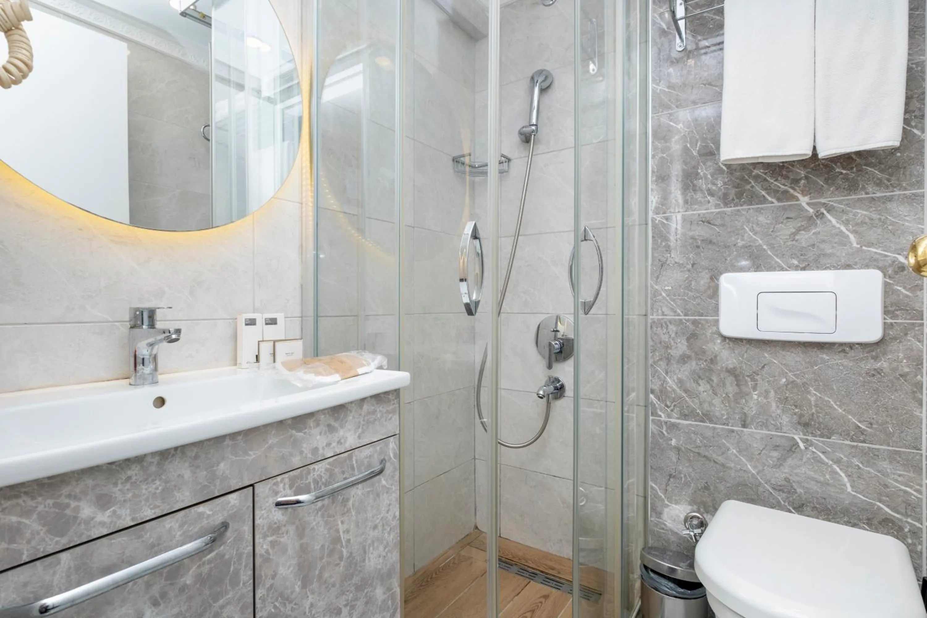 Bathroom in Peak Star Hotel