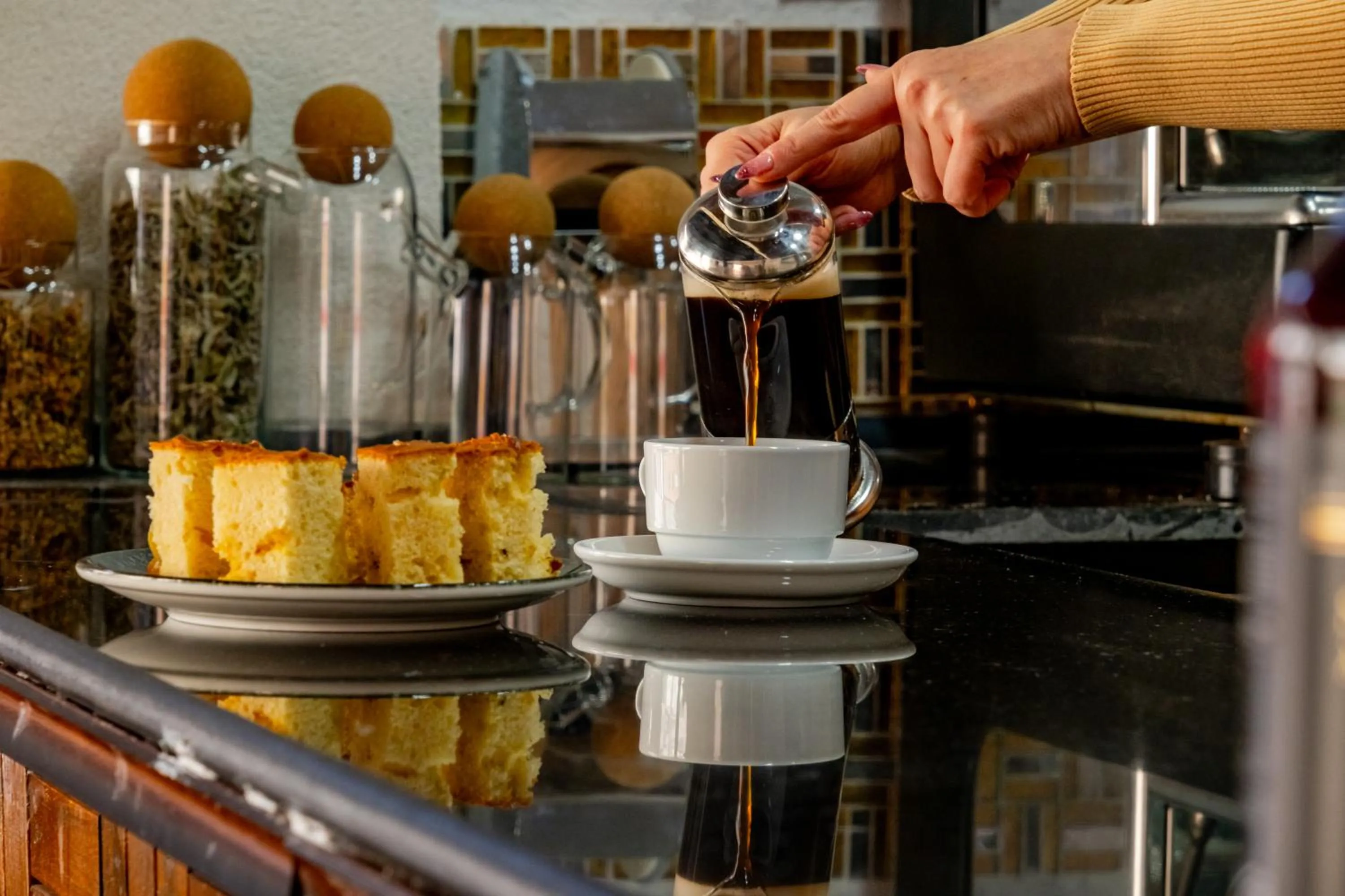 Restaurant/places to eat in Peak Star Hotel