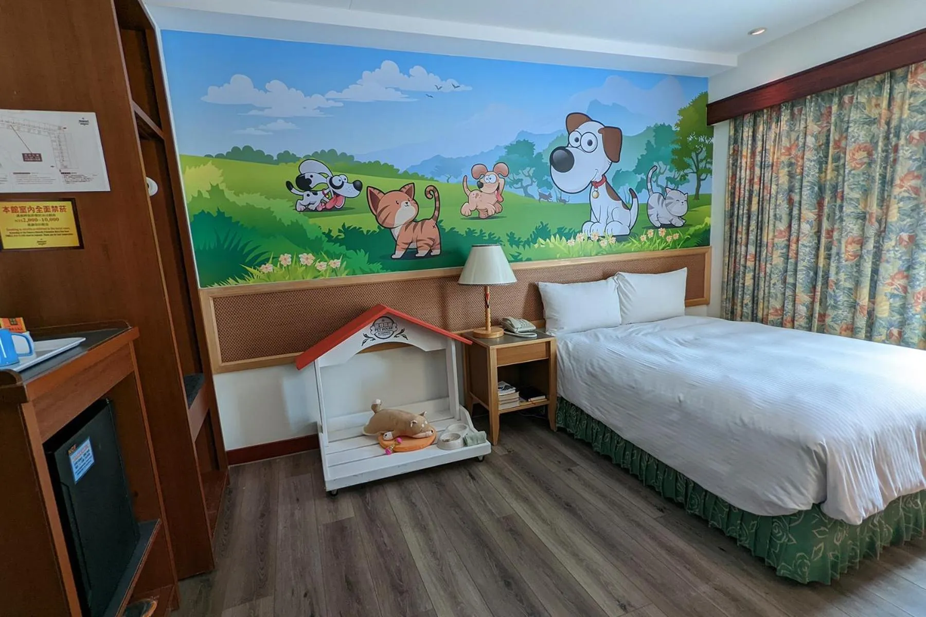 Photo of the whole room, Bed in Howard Kenting Wonder House