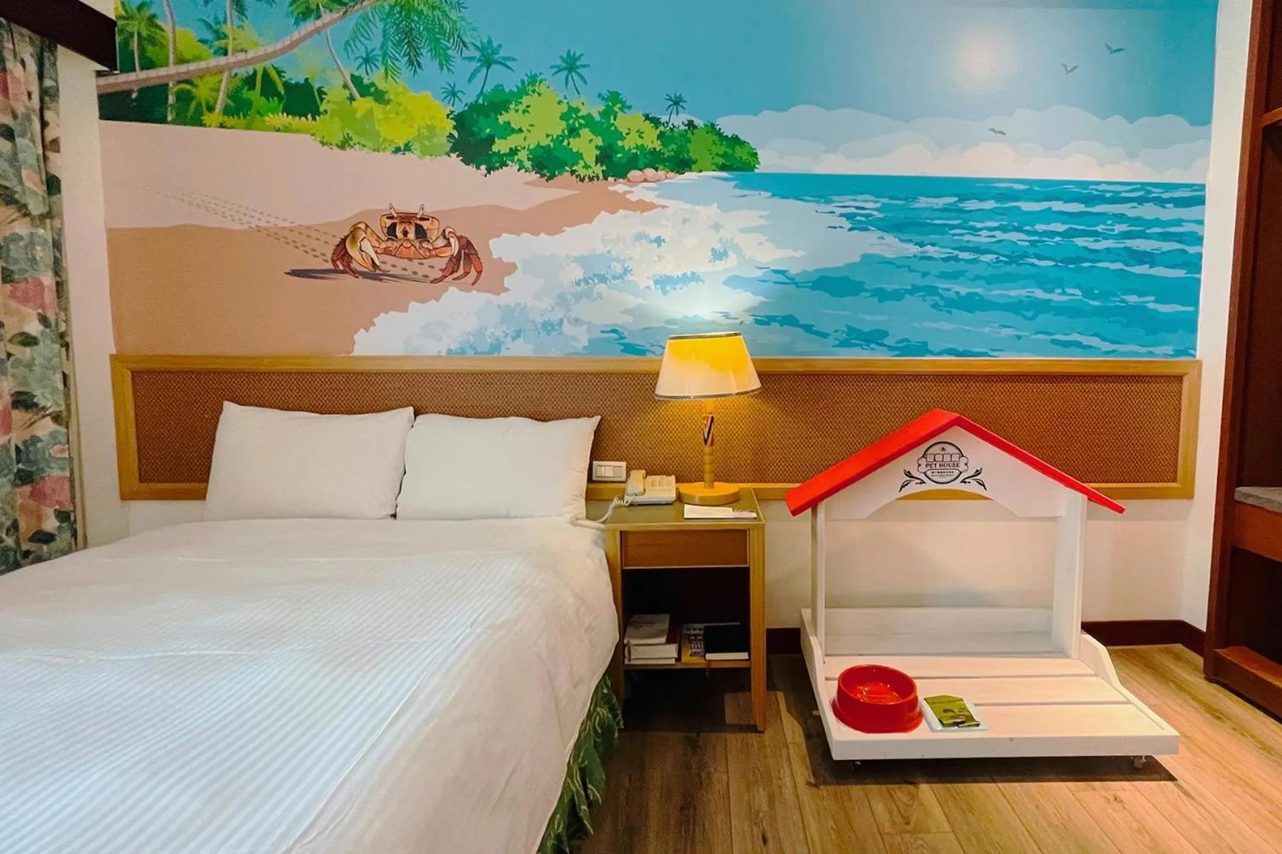 Photo of the whole room, Bed in Howard Kenting Wonder House