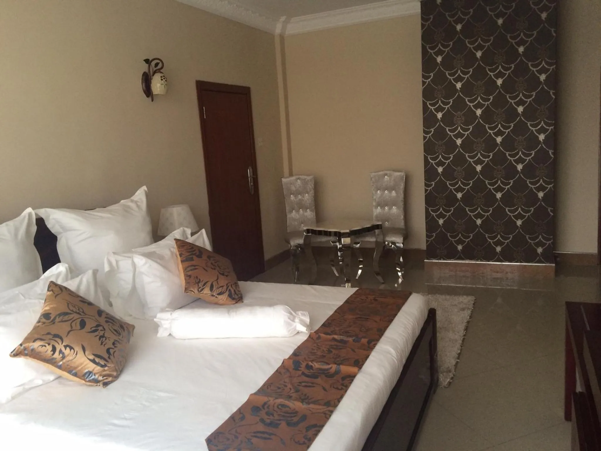 Photo of the whole room, Bed in Sherbourne Hotel