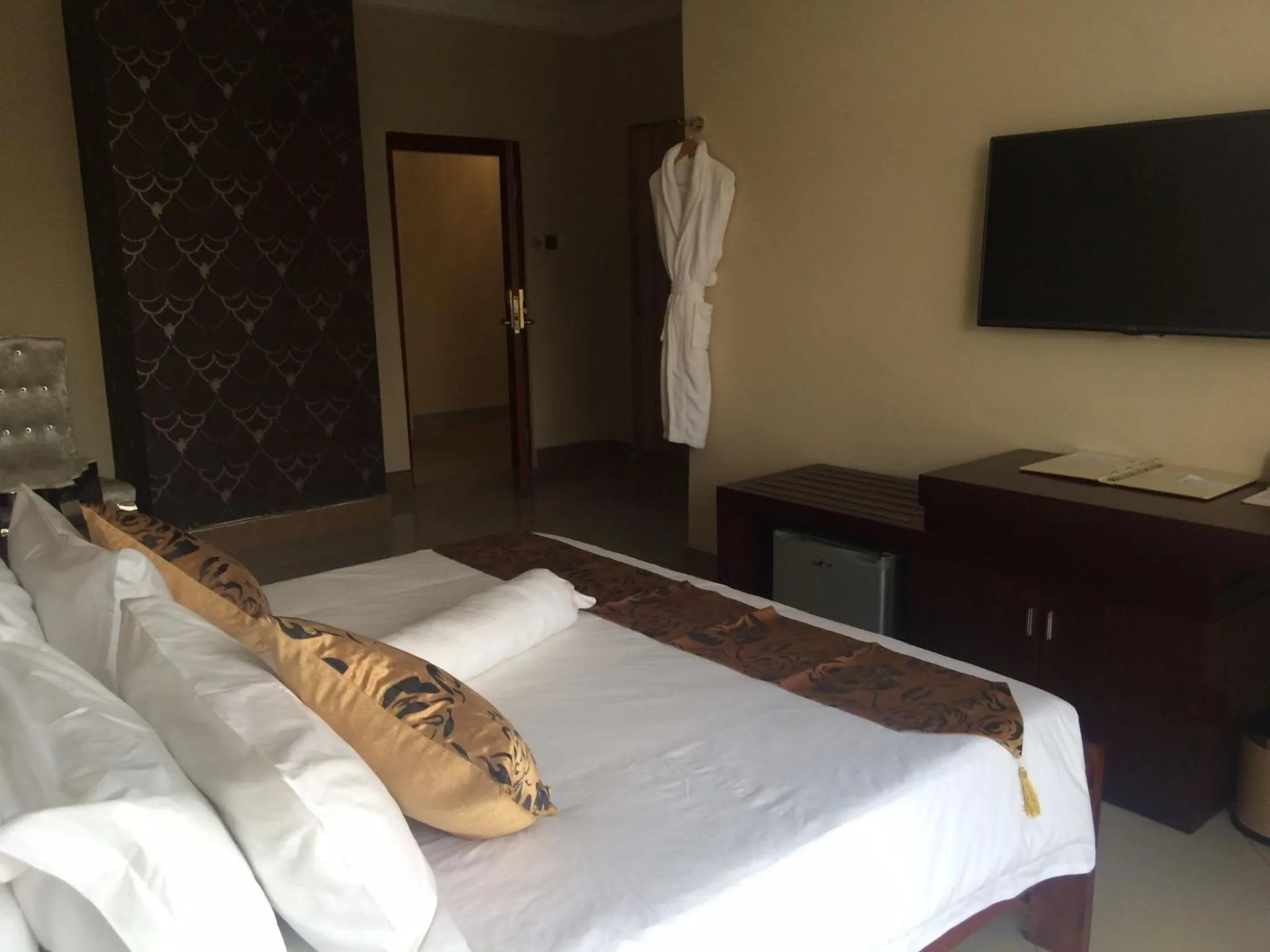 Photo of the whole room, Bed in Sherbourne Hotel