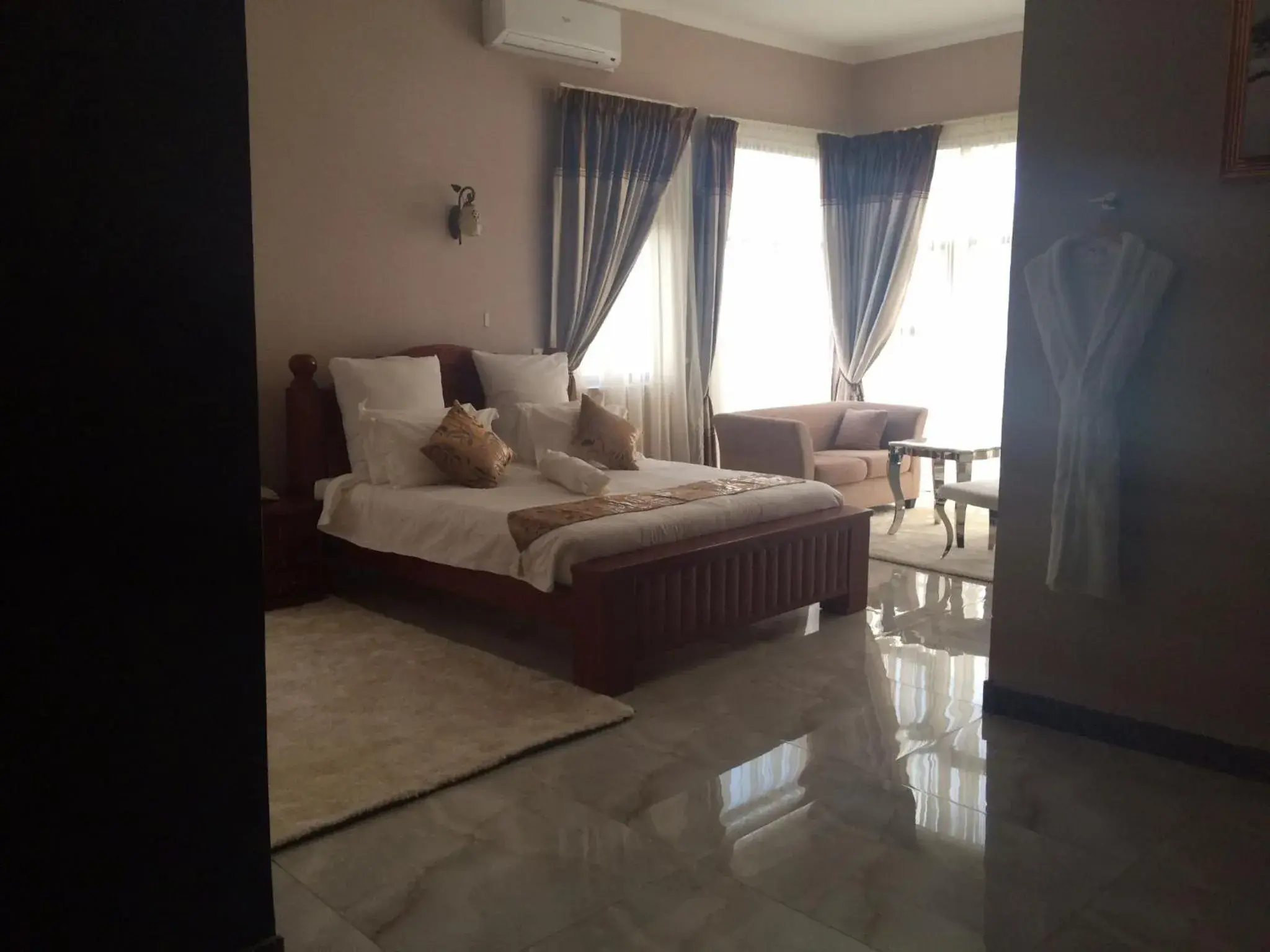 Deluxe King Room in Sherbourne Hotel Deluxe King Room in Sherbourne Hotel