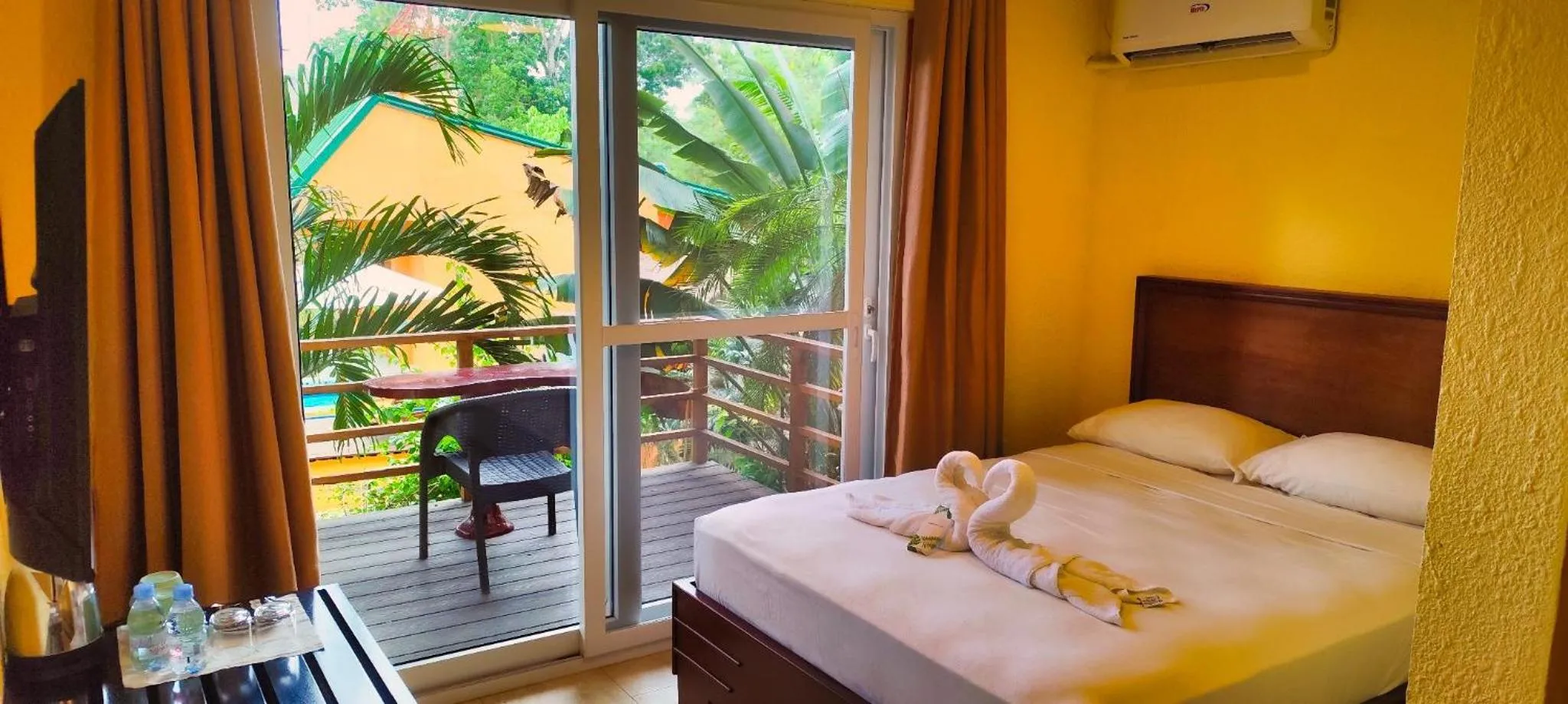 Pool view, Bed in P1 Resort