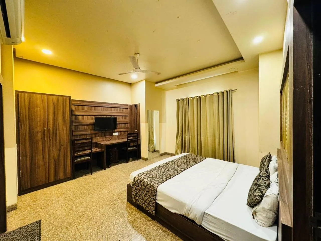 hotel neelam paradise
