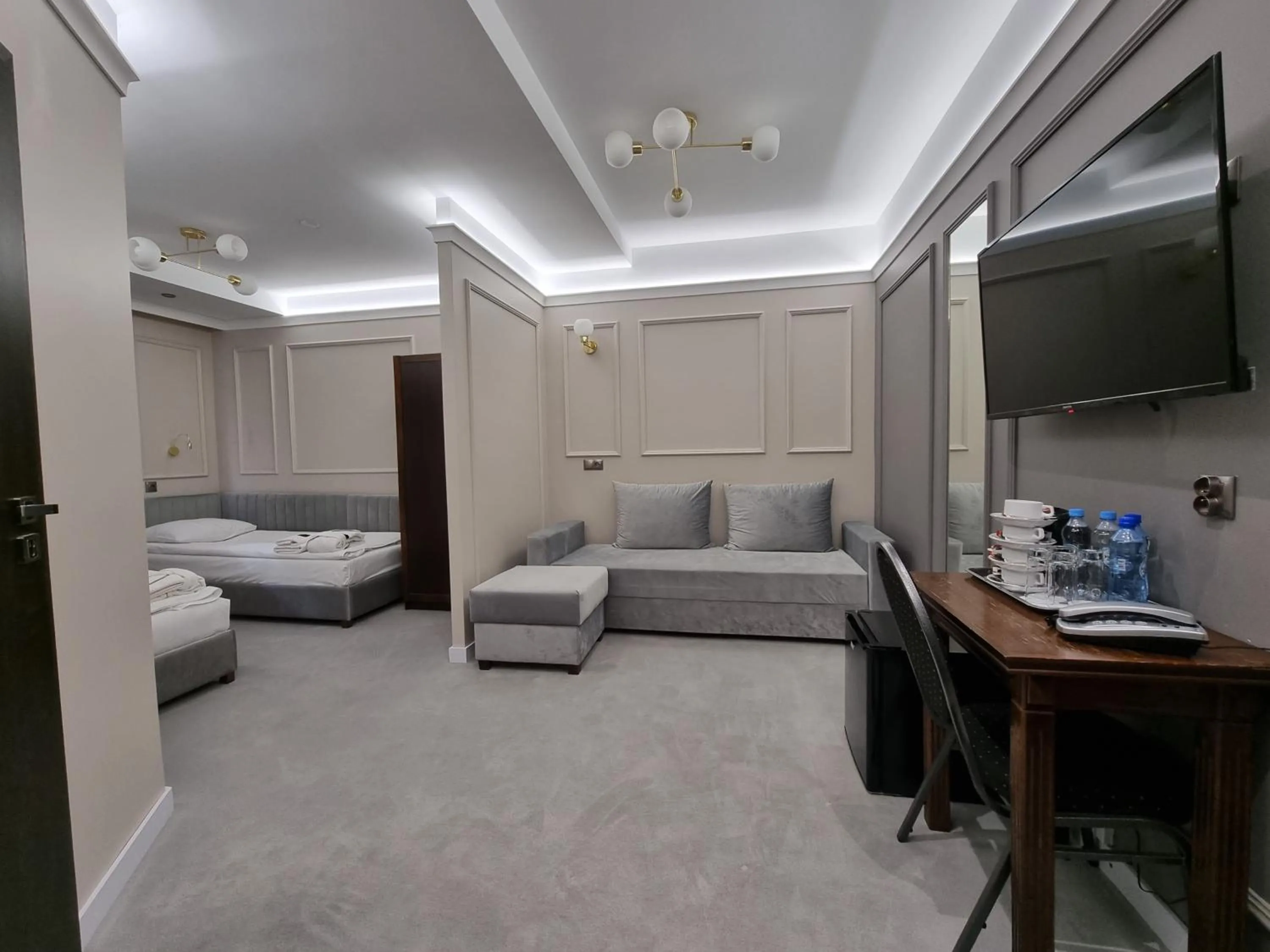 Seating area, Bed in Hotel Senator Konferencje & SPA