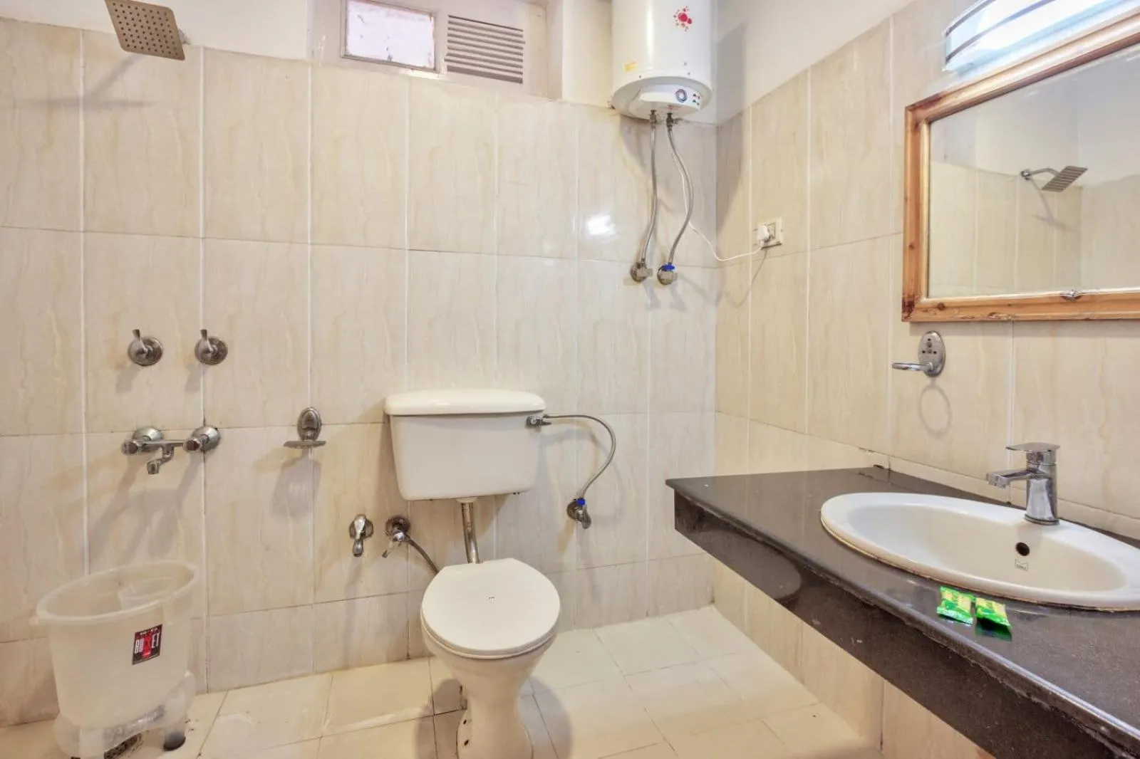 Shower in Hotel Day Night