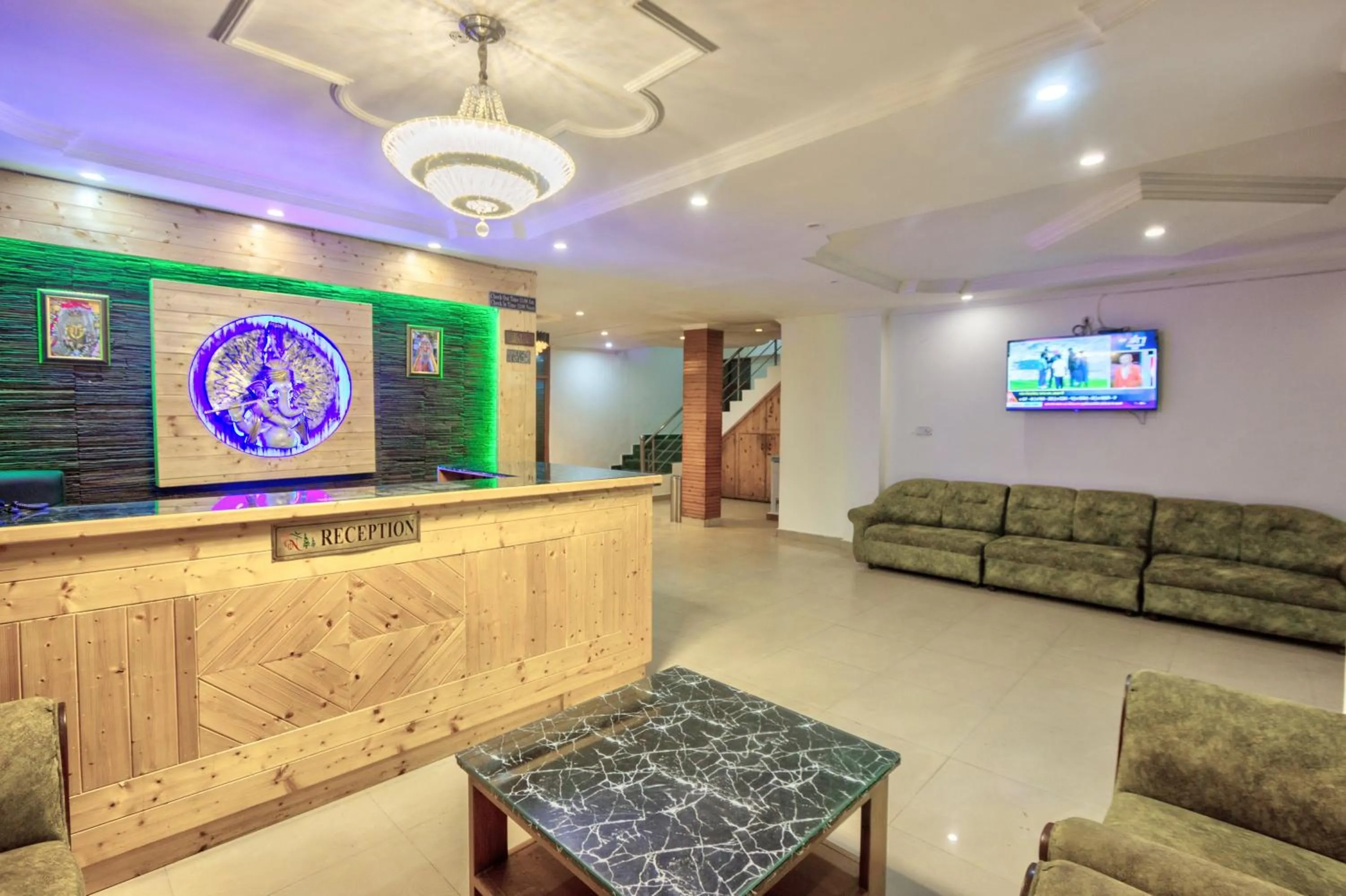 Communal lounge/ TV room in Hotel Day Night