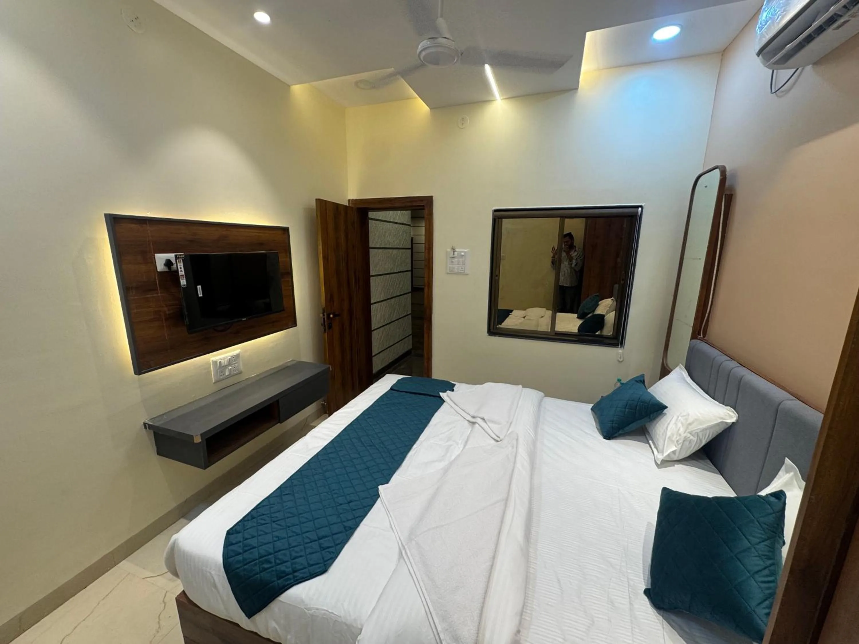 Bed in Hotel Tulsi inn