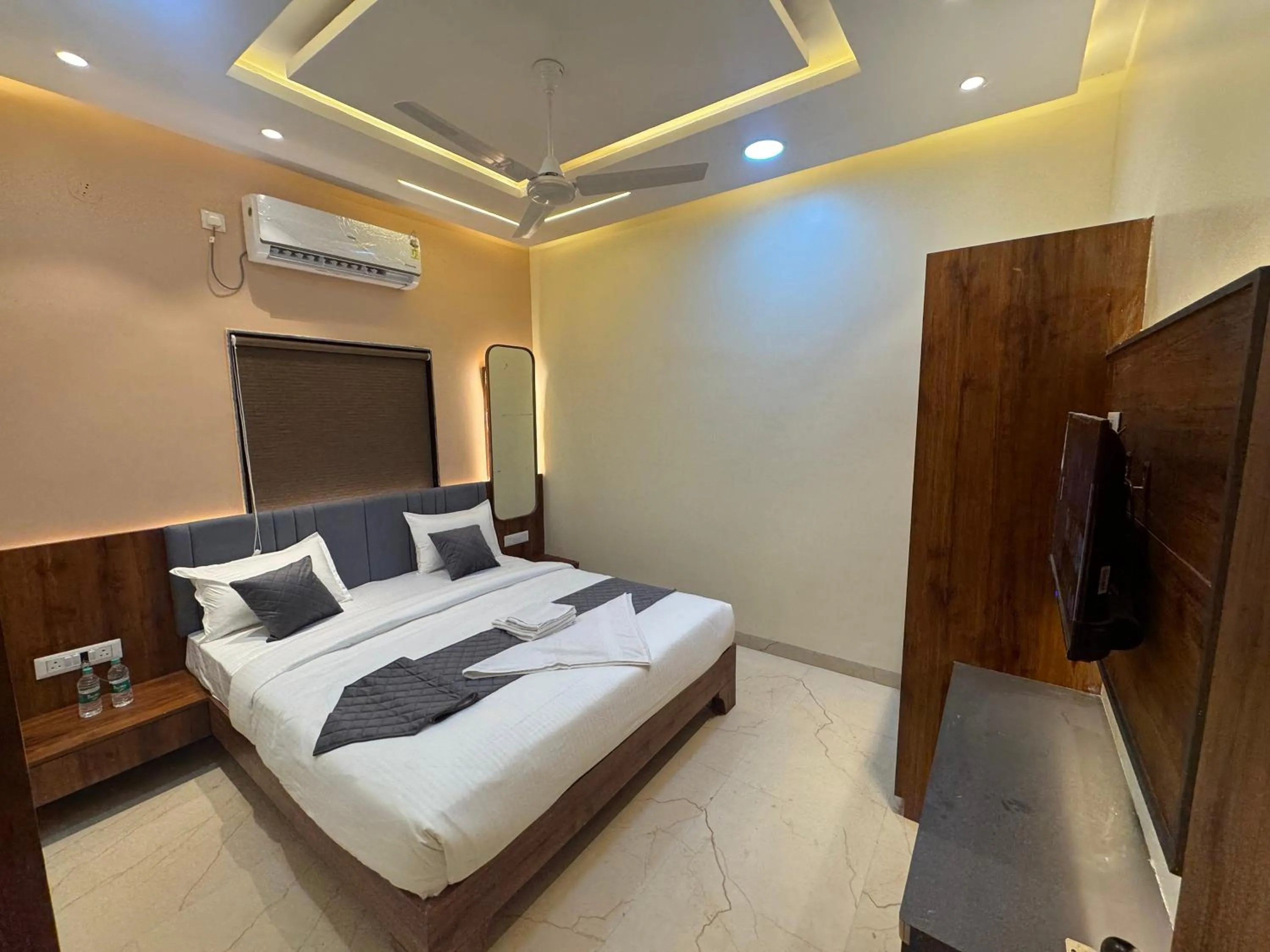 Bed in Hotel Tulsi inn