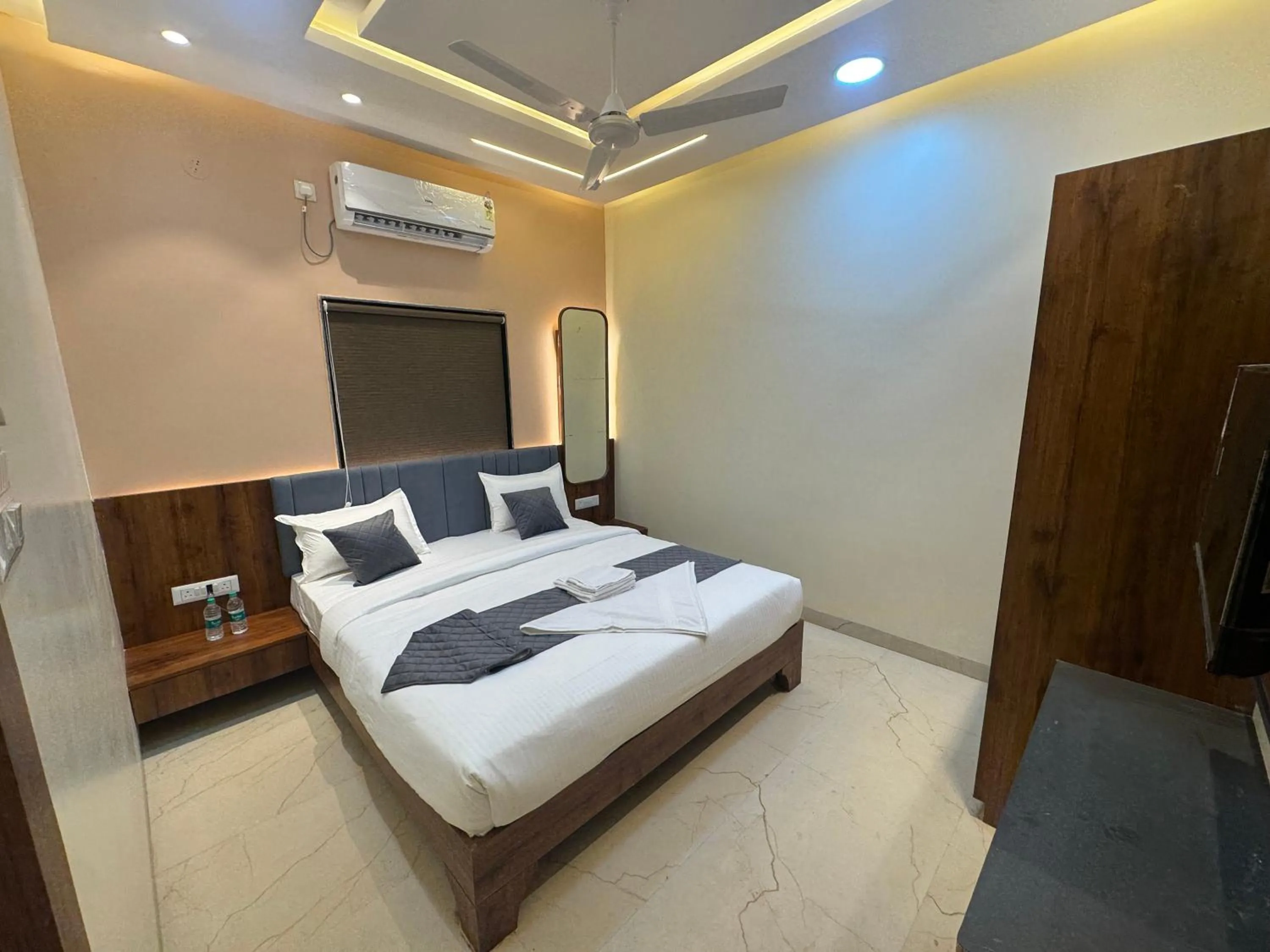 Bed in Hotel Tulsi inn