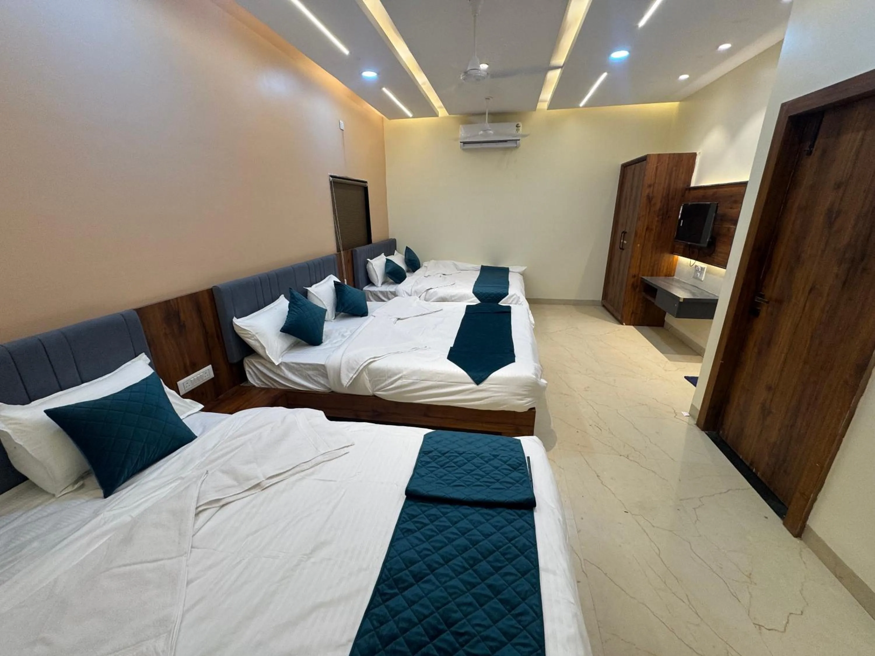 Bed in Hotel Tulsi inn