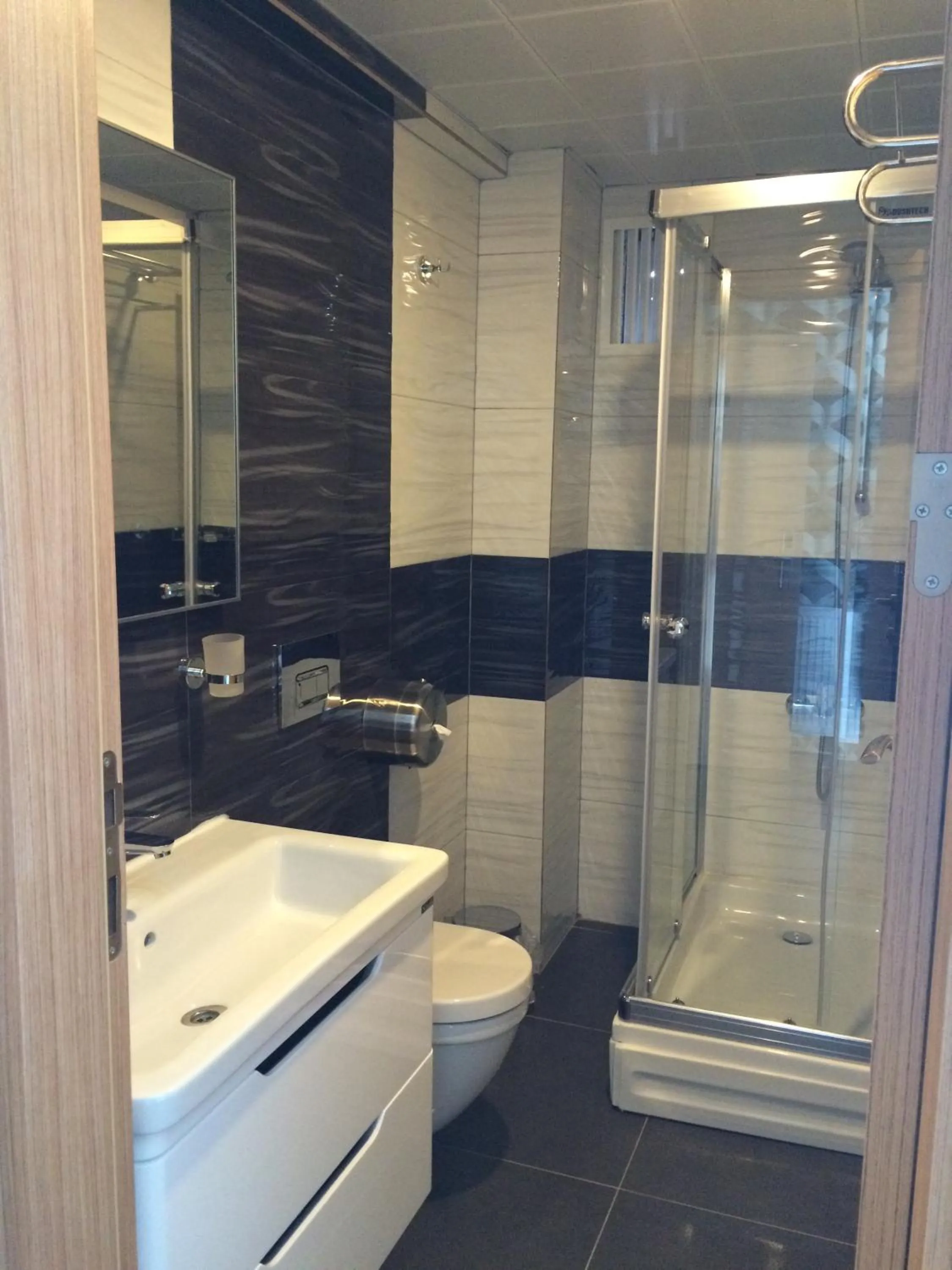 Bathroom in Bayraktar Hotel