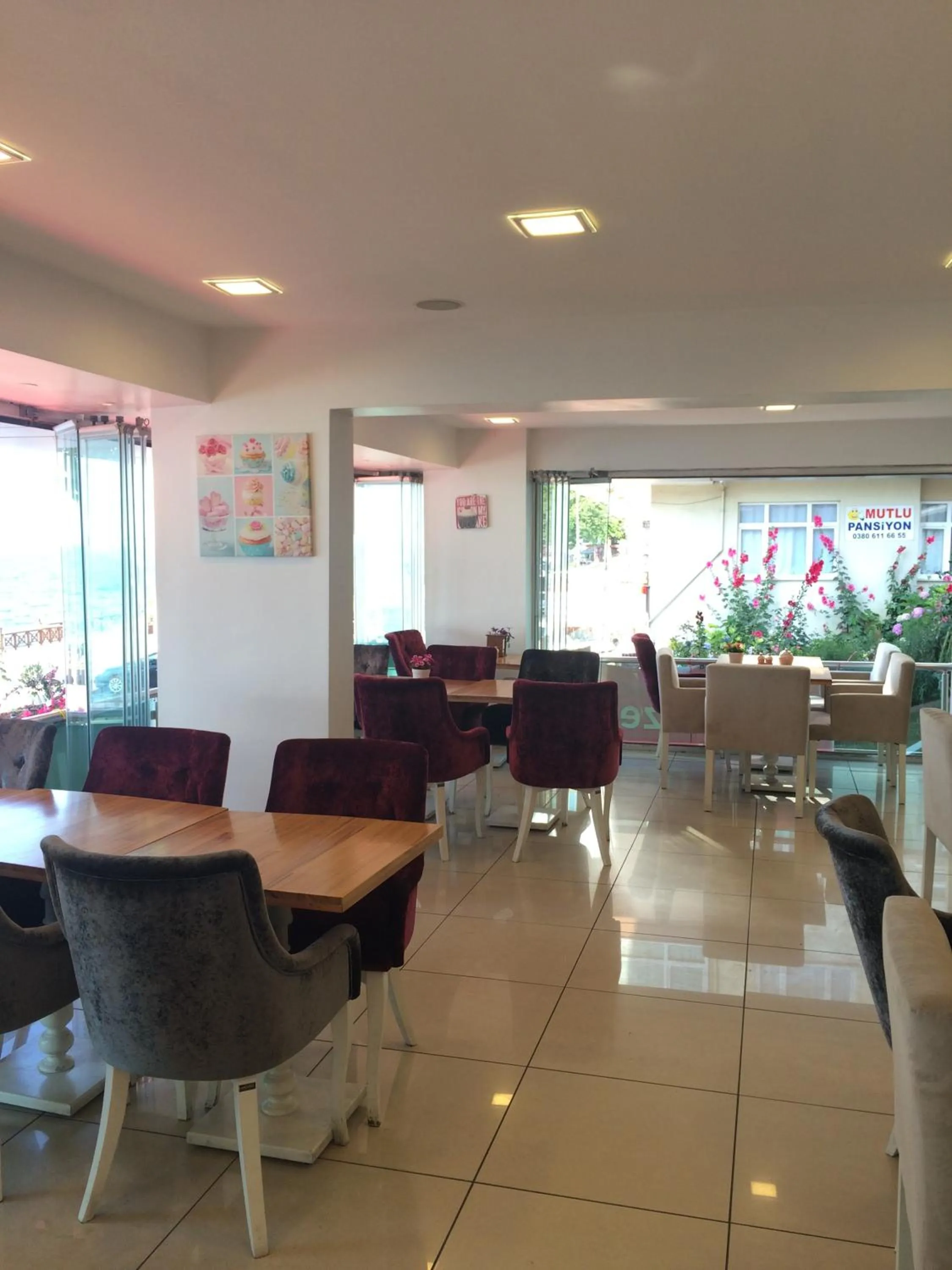 Restaurant/places to eat in Bayraktar Hotel