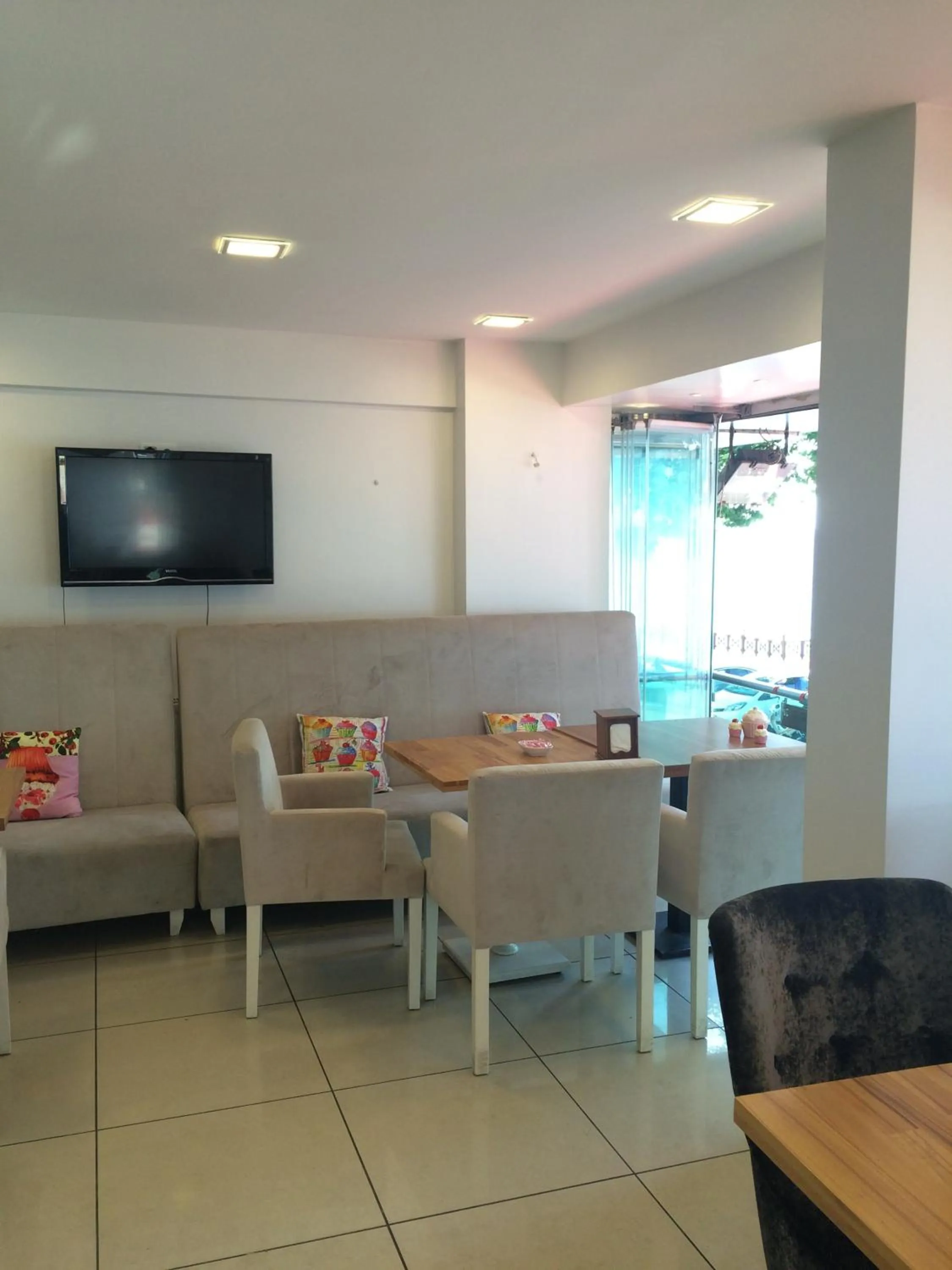 Restaurant/places to eat in Bayraktar Hotel