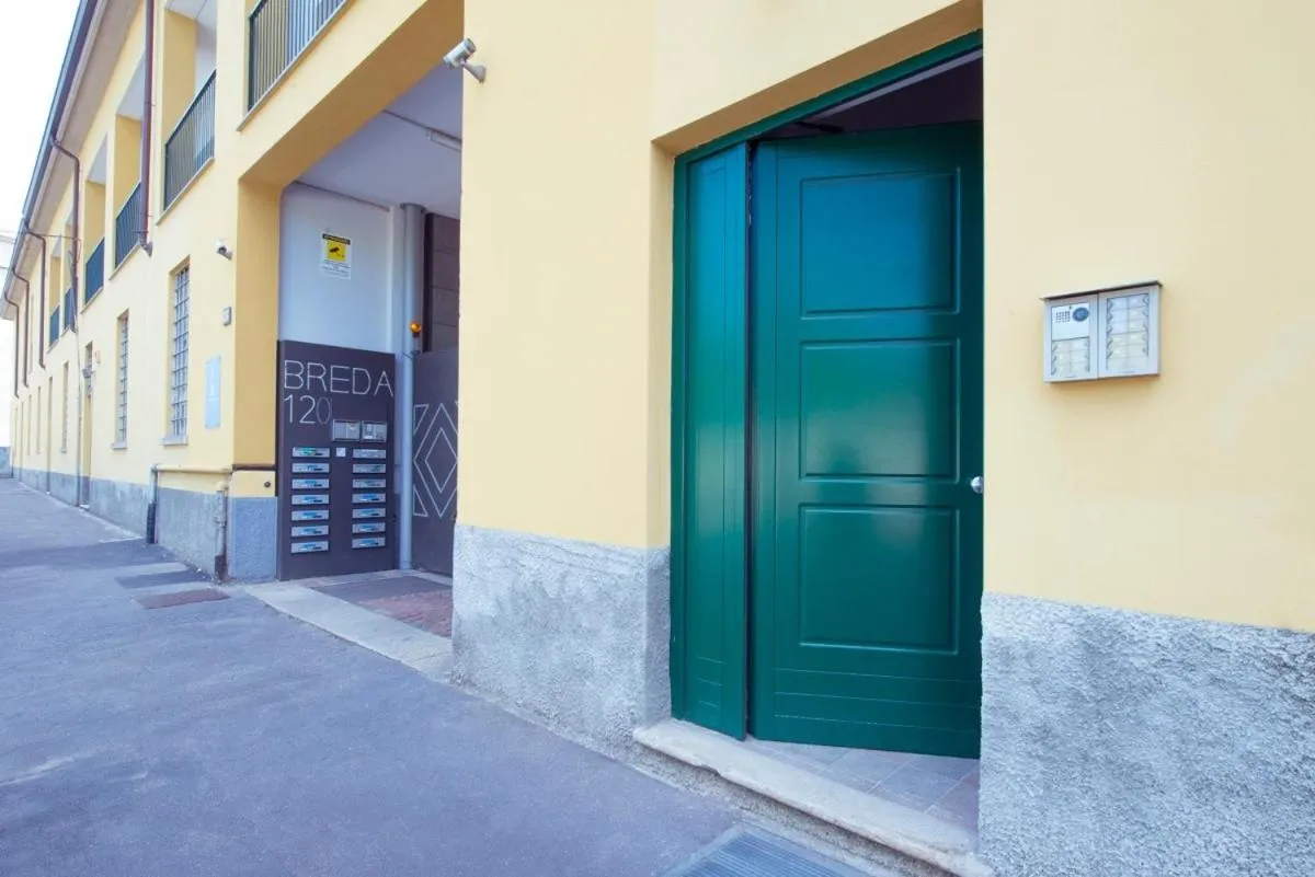 Facade/entrance in Via Breda 120