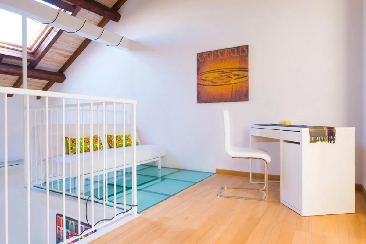 Decorative detail in Via Breda 120