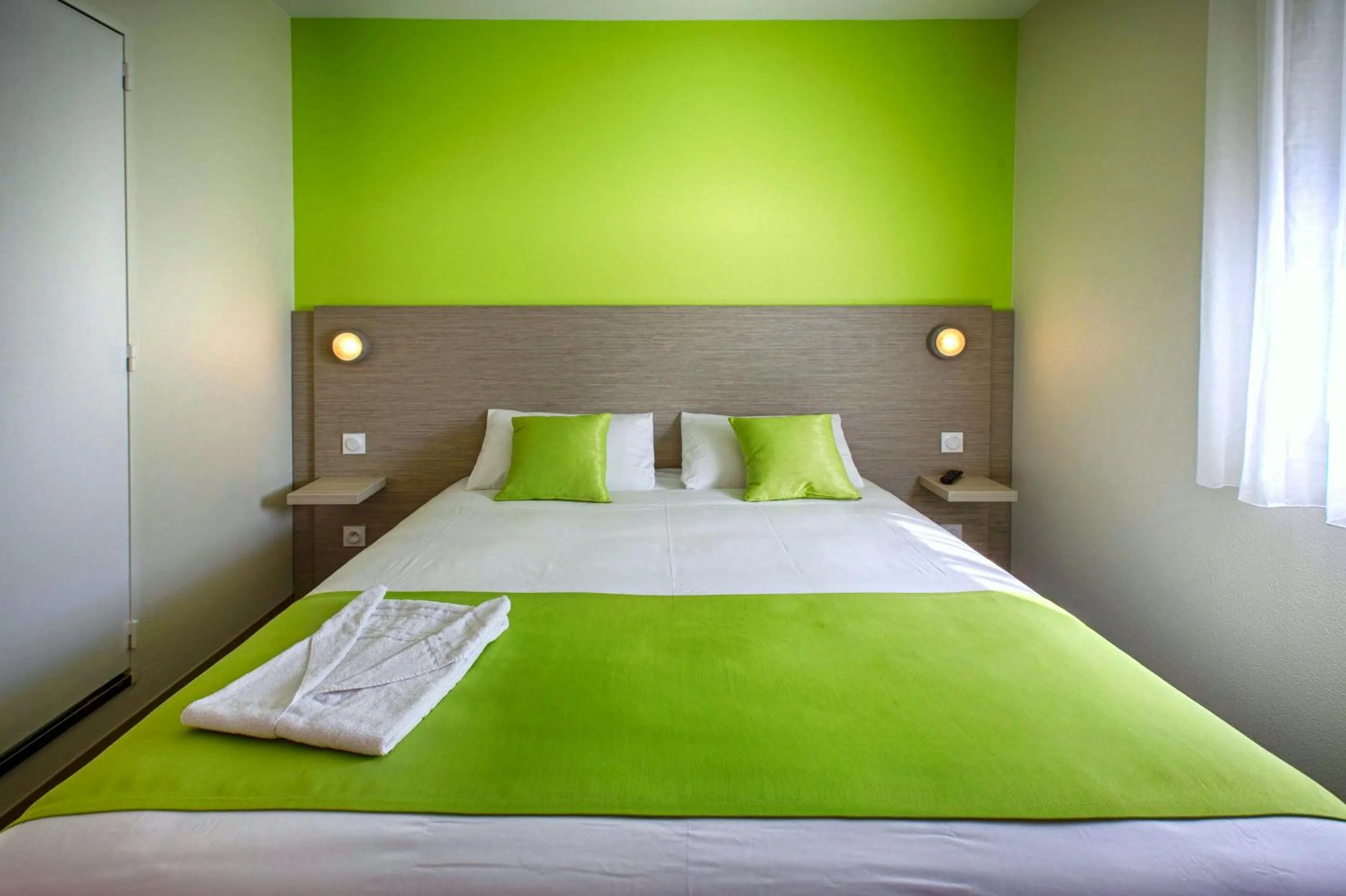 Photo of the whole room, Bed in Hôtel Formules Club 2