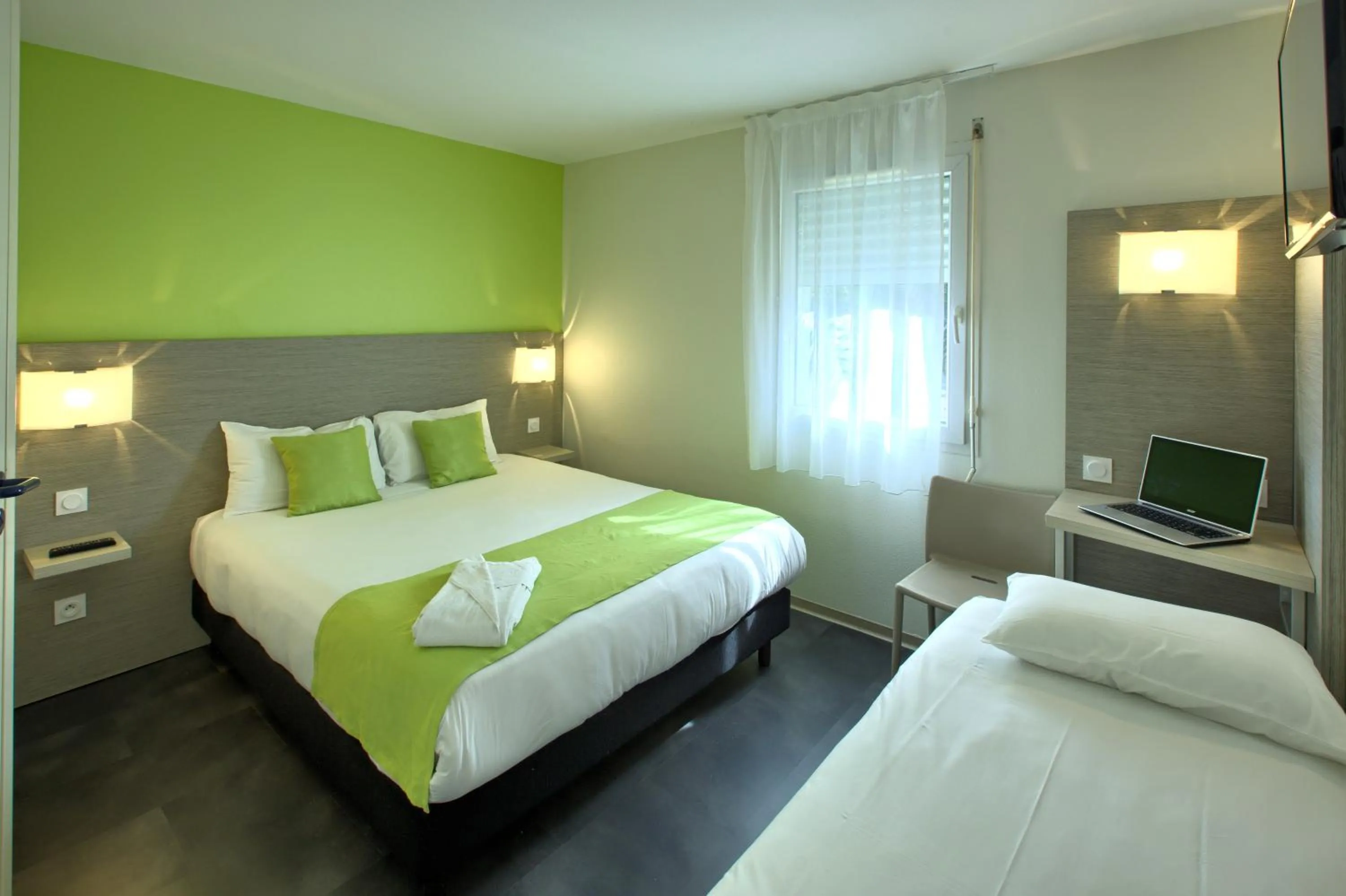 Photo of the whole room, Bed in Hôtel Formules Club 2