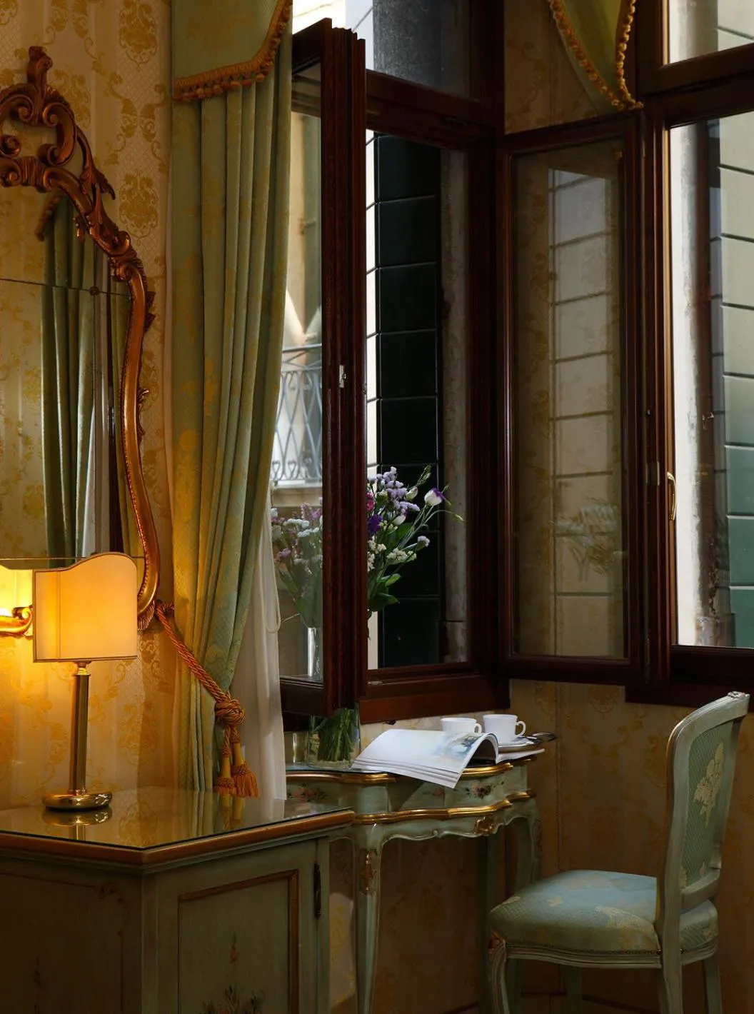 Seating area in Locanda Barbarigo