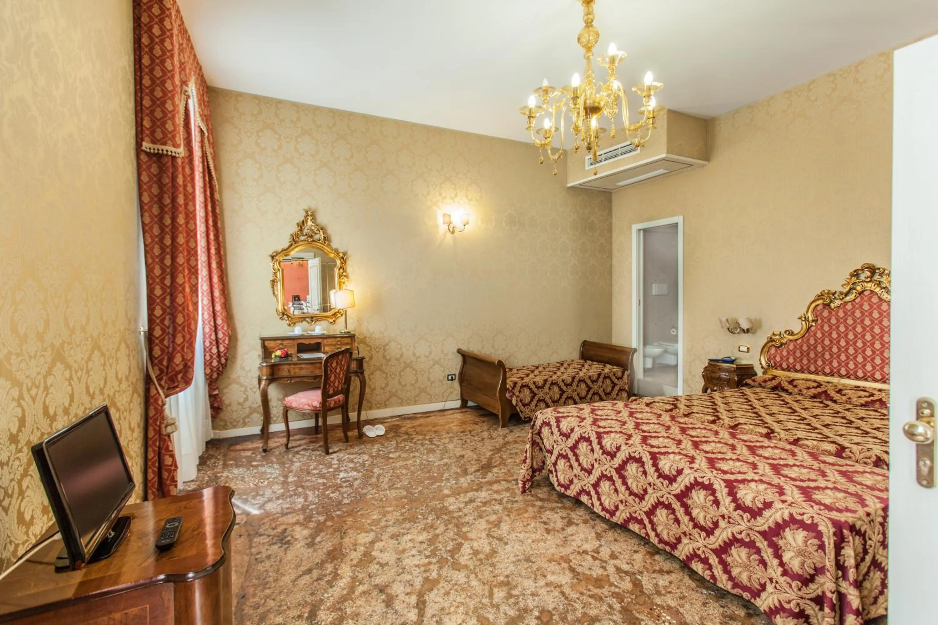 Bathroom, Bed in Locanda Barbarigo