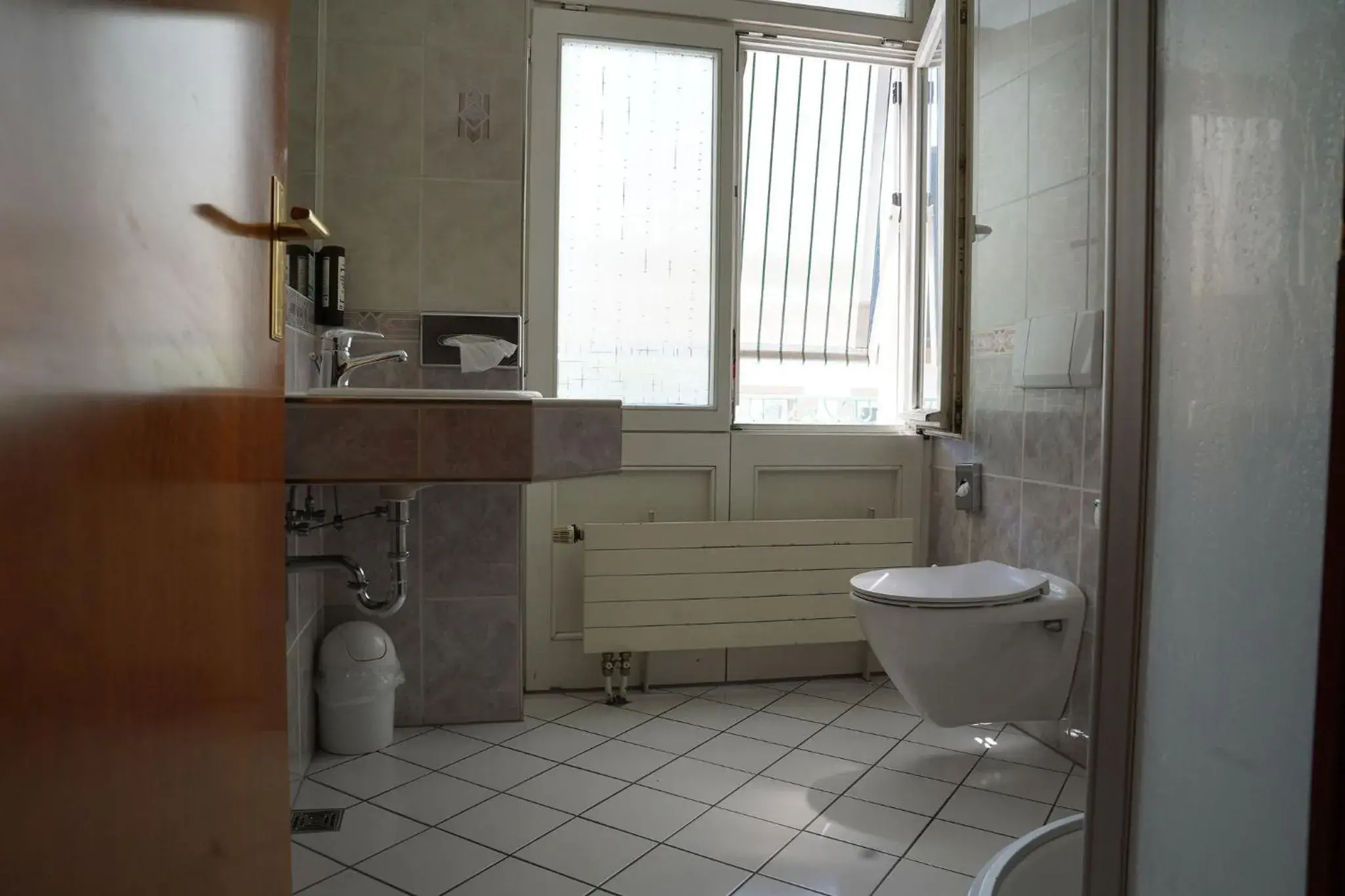 Twin Room - Disability Access in Hotel Porta Nigra VICTUS Twin Room - Disability Access in Hotel Porta Nigra VICTUS