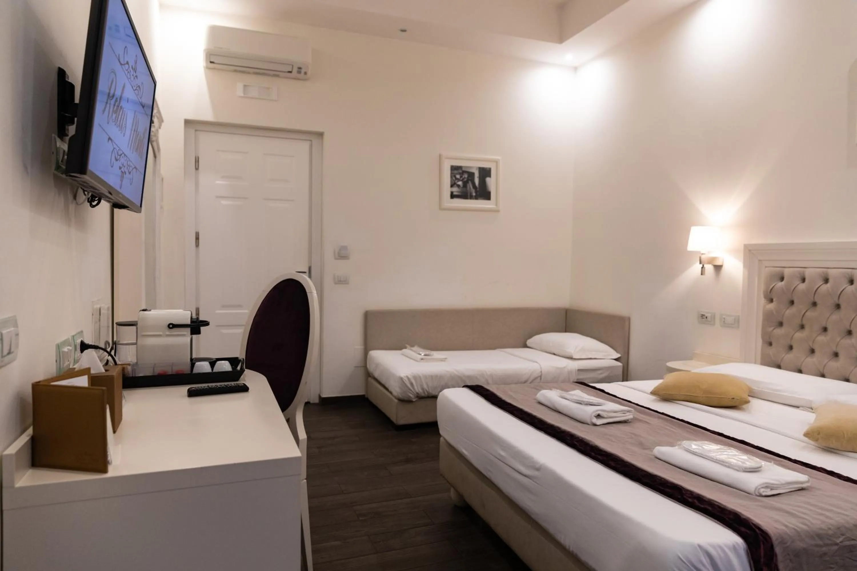 Photo of the whole room, Bed in Relais Monti