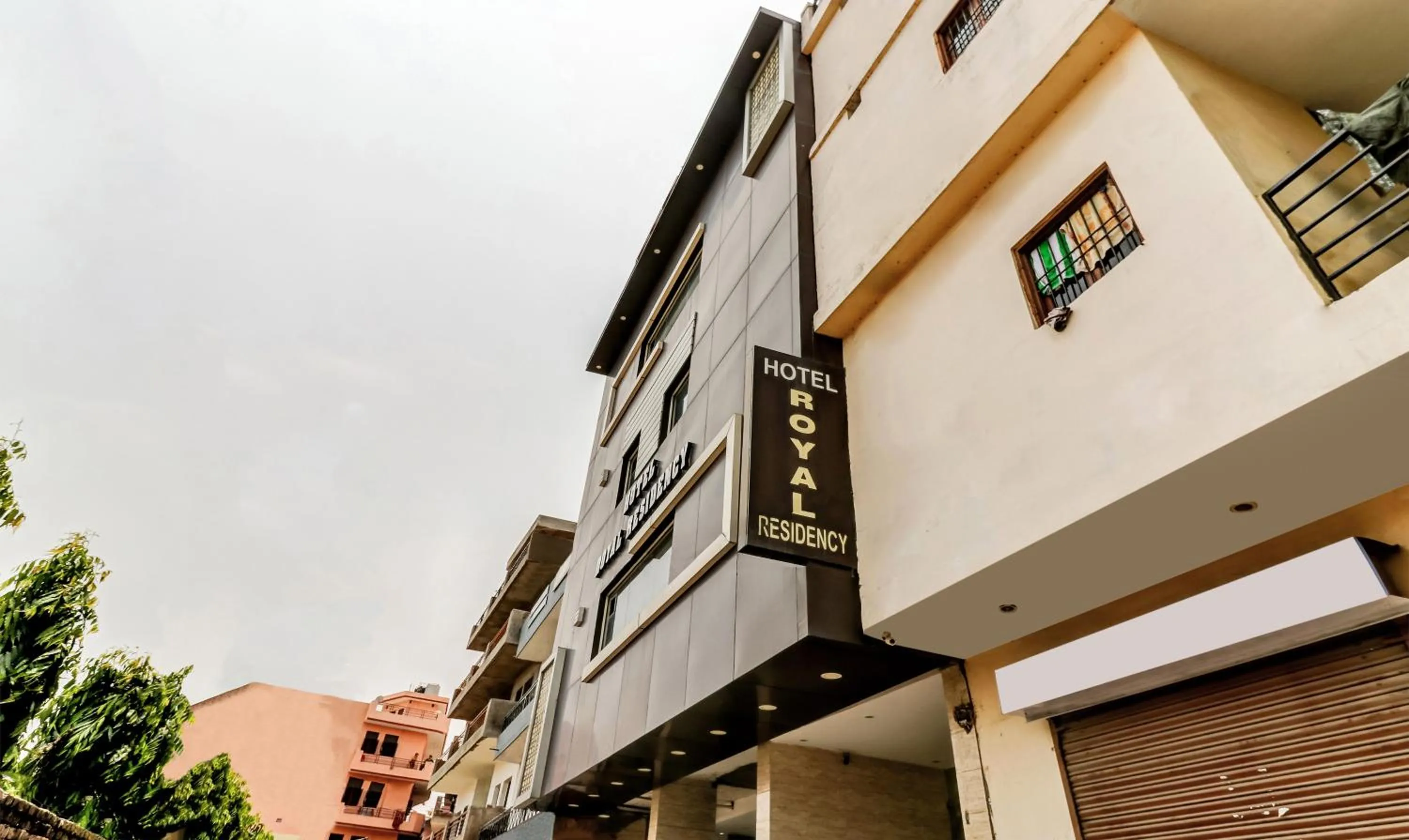 Property building in Hotel Royal Residency Near ISBT-Max Hospital Mohali Chandigarh