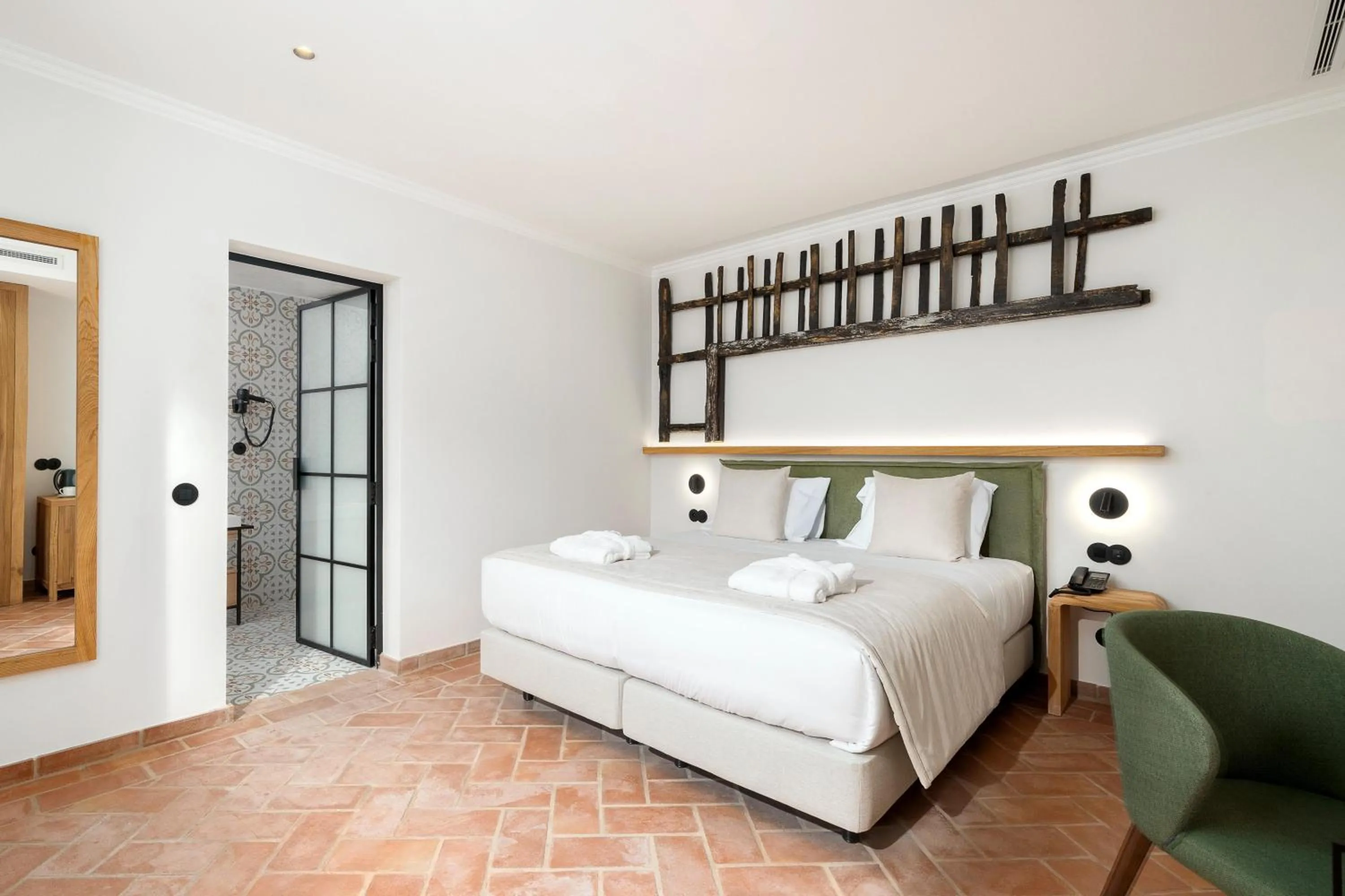 Photo of the whole room, Bed in Água Hotels Lagos Bay