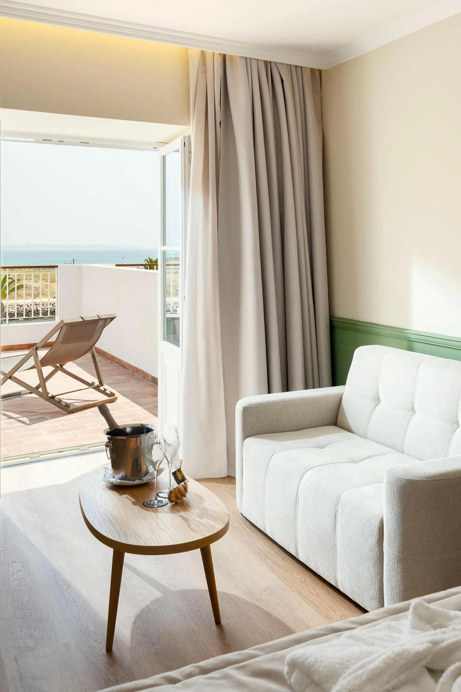 Photo of the whole room, Bed in Água Hotels Lagos Bay