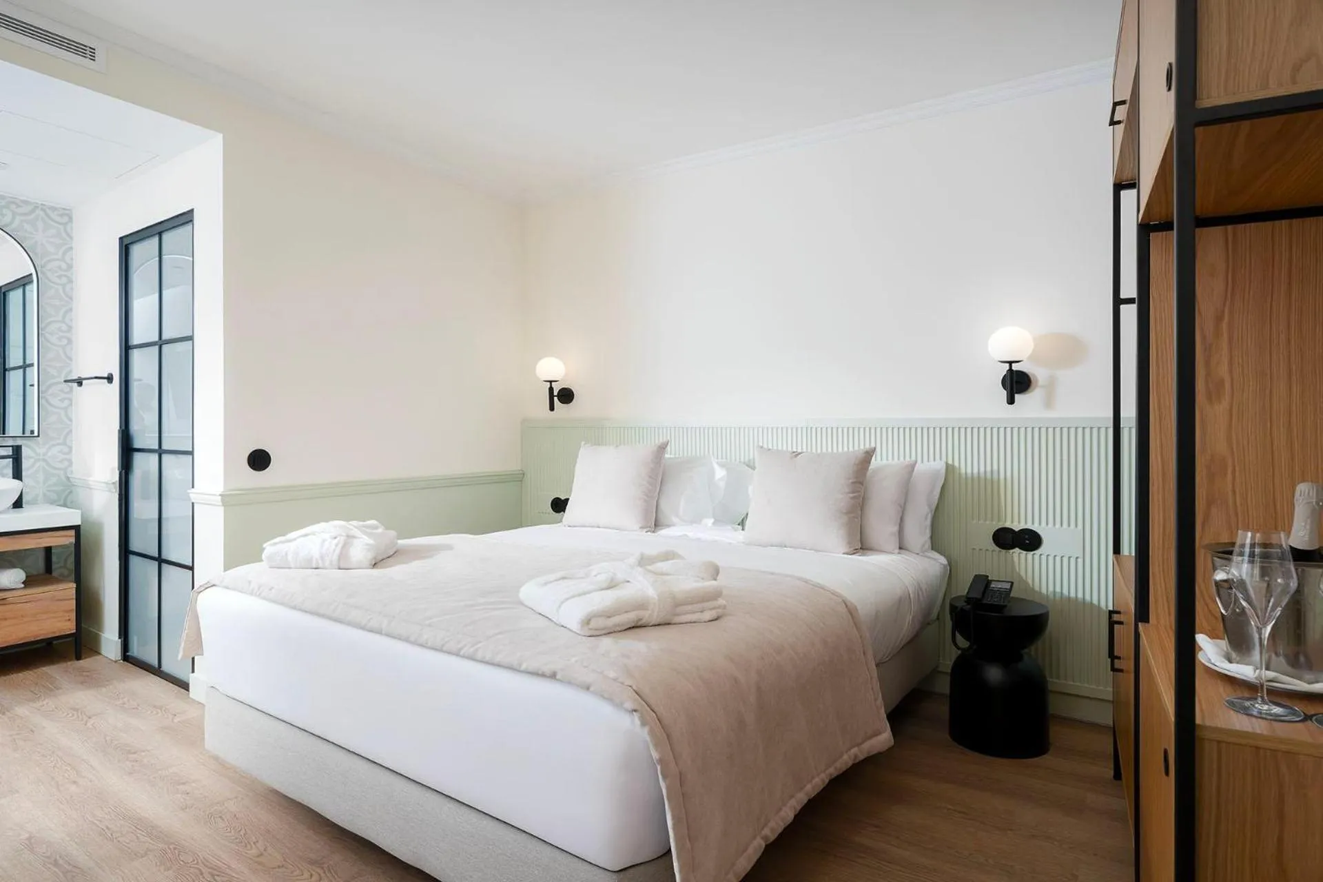 Photo of the whole room, Bed in Água Hotels Lagos Bay