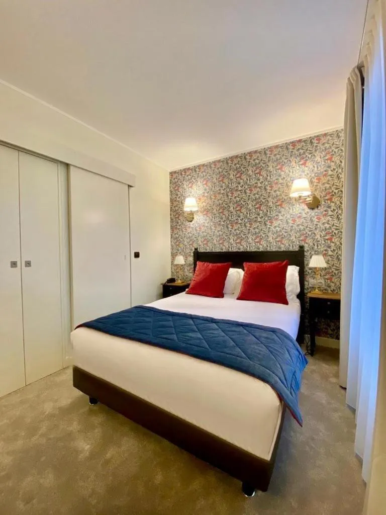 Bed in Hôtel de Sèvres