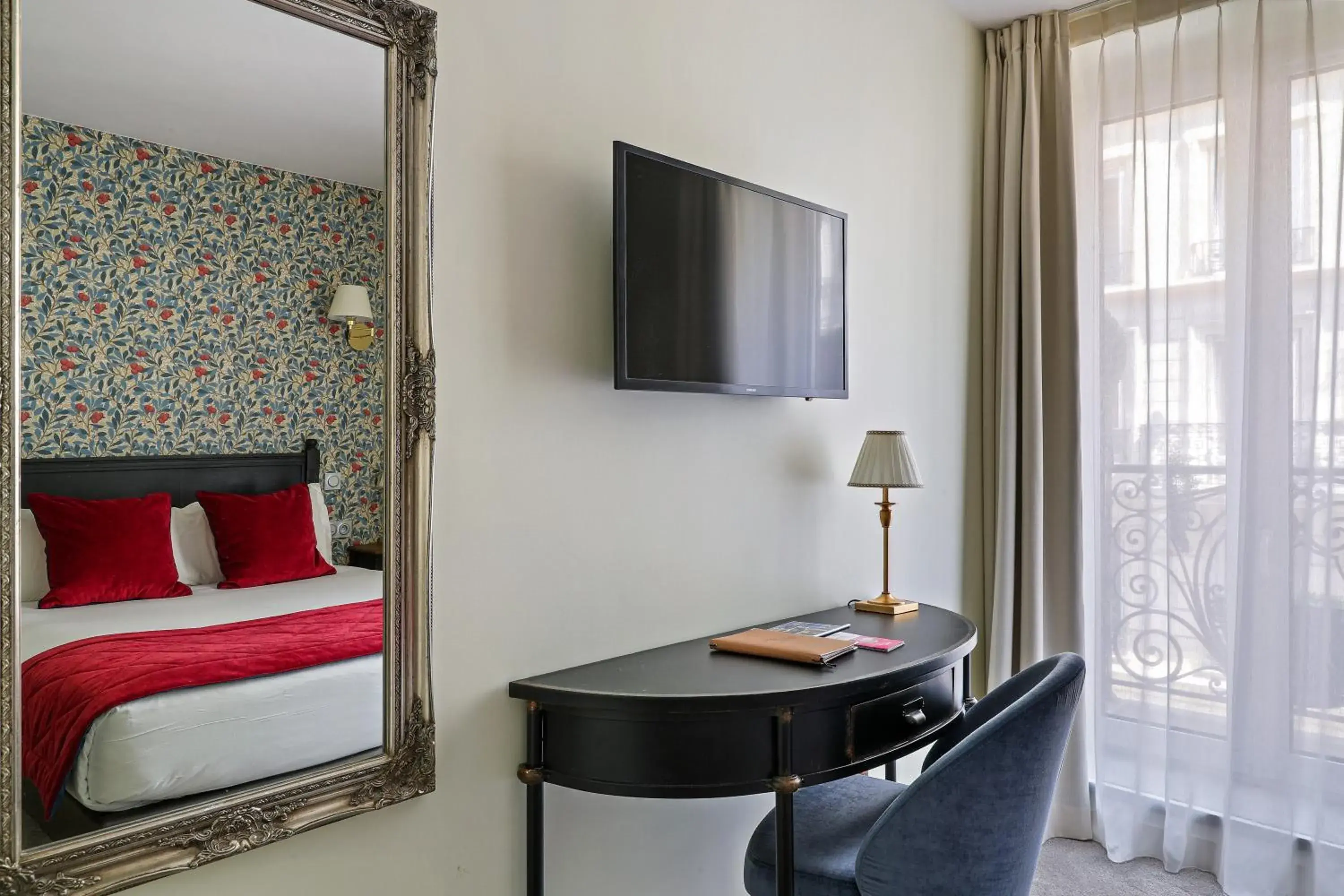 Bed in Hôtel de Sèvres Bed in Hôtel de Sèvres