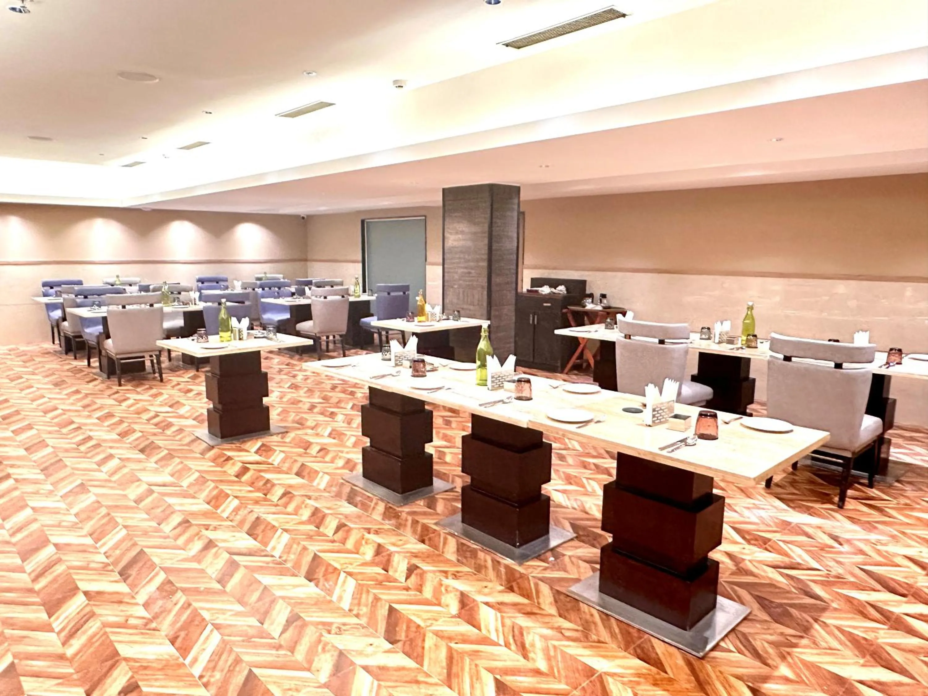 Restaurant/places to eat in ASTER GRAND BY ZENQ Saket