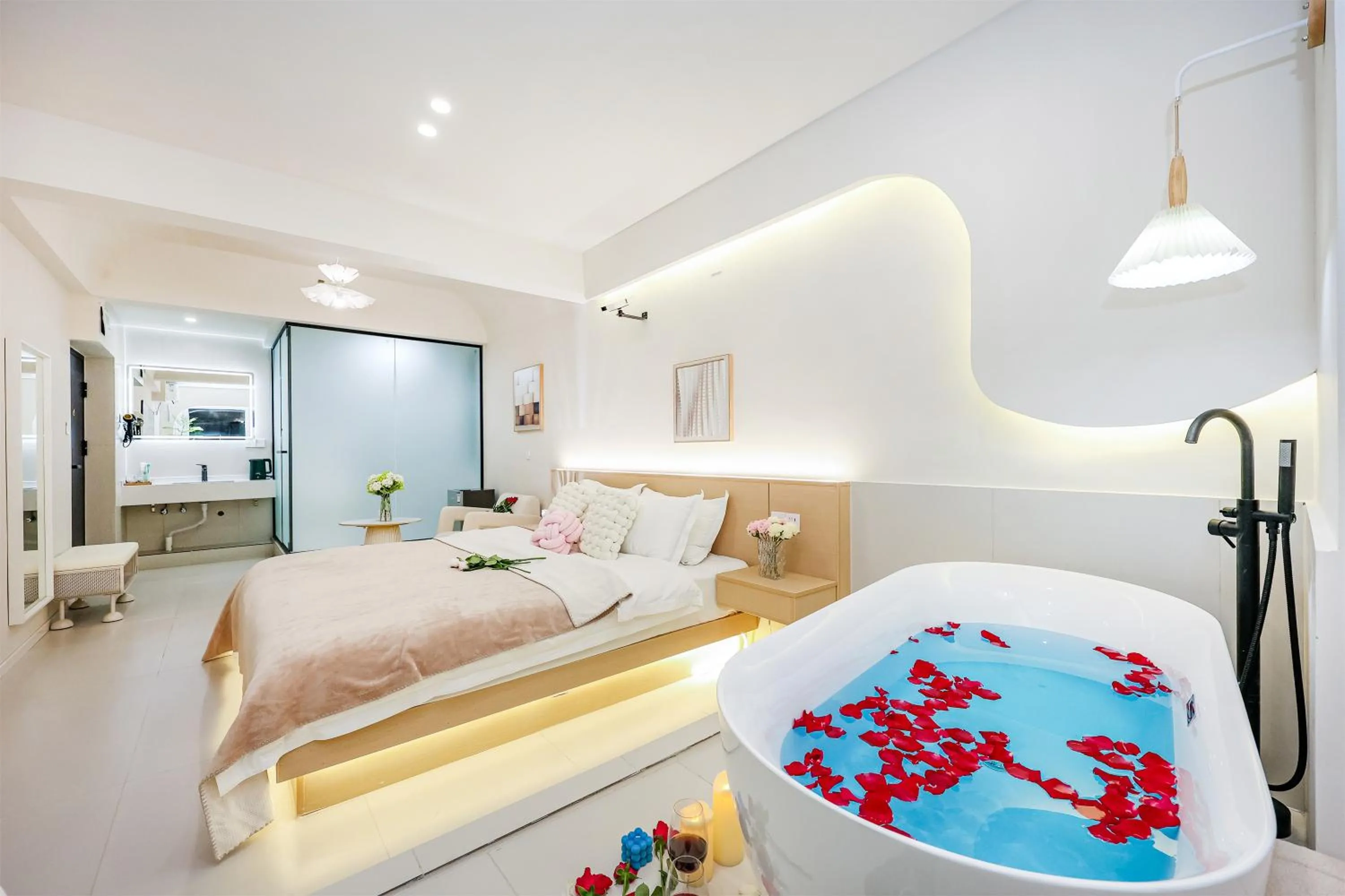 Bed in Baihong Sky View Studio with Deep Soak Tub - Jiefangbei Center