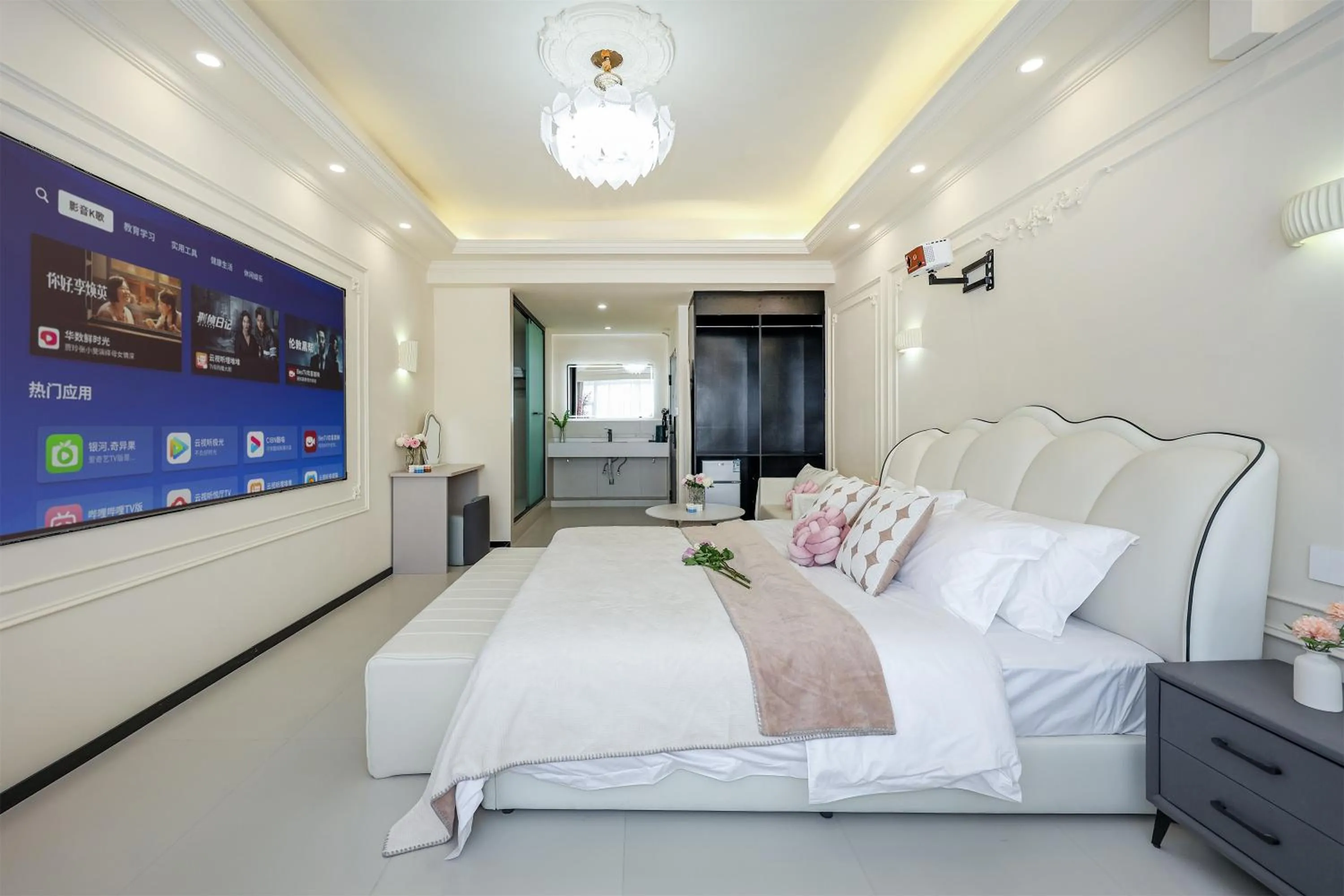 Bed in Baihong Sky View Studio with Deep Soak Tub - Jiefangbei Center