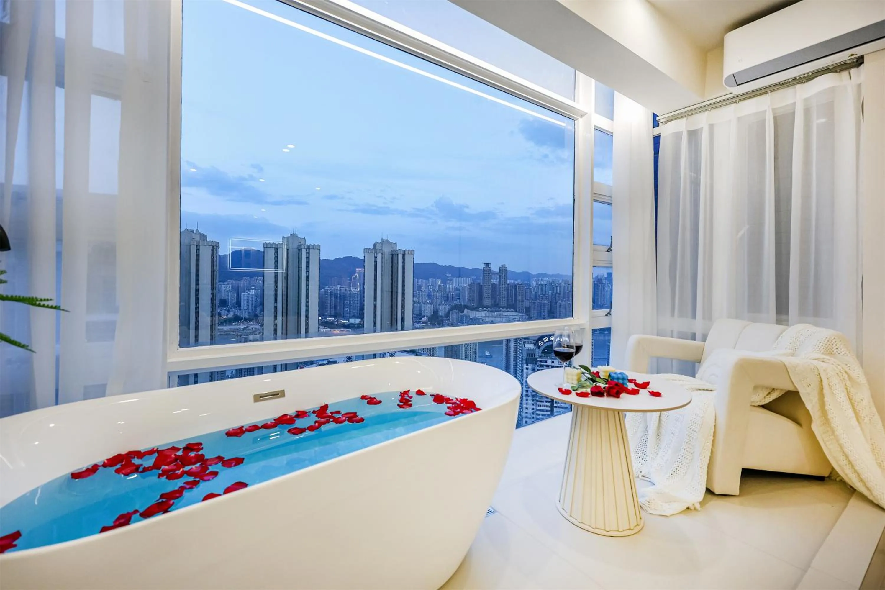 Bed in Baihong Sky View Studio with Deep Soak Tub - Jiefangbei Center