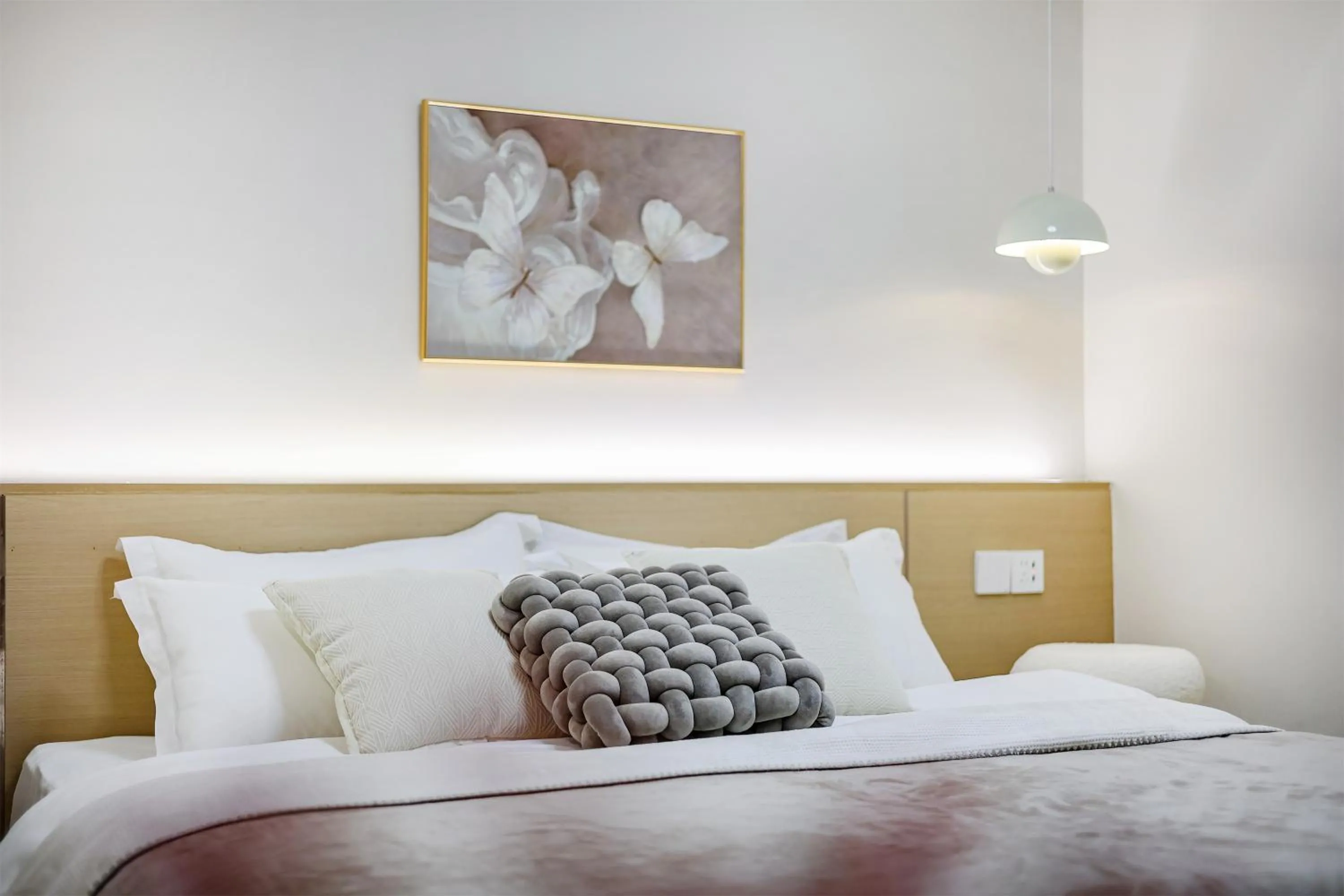 Bed in Baihong Sky View Studio with Deep Soak Tub - Jiefangbei Center