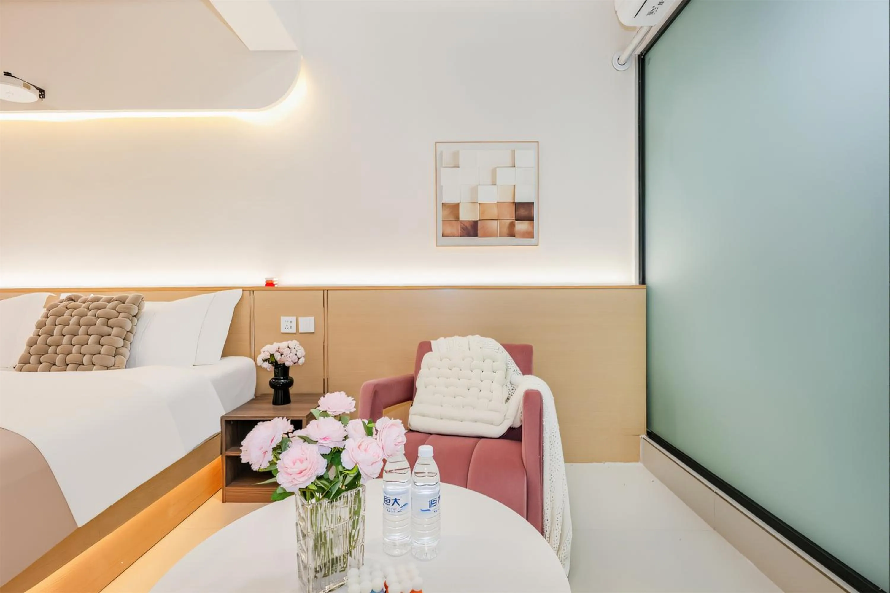Bed in Baihong Sky View Studio with Deep Soak Tub - Jiefangbei Center