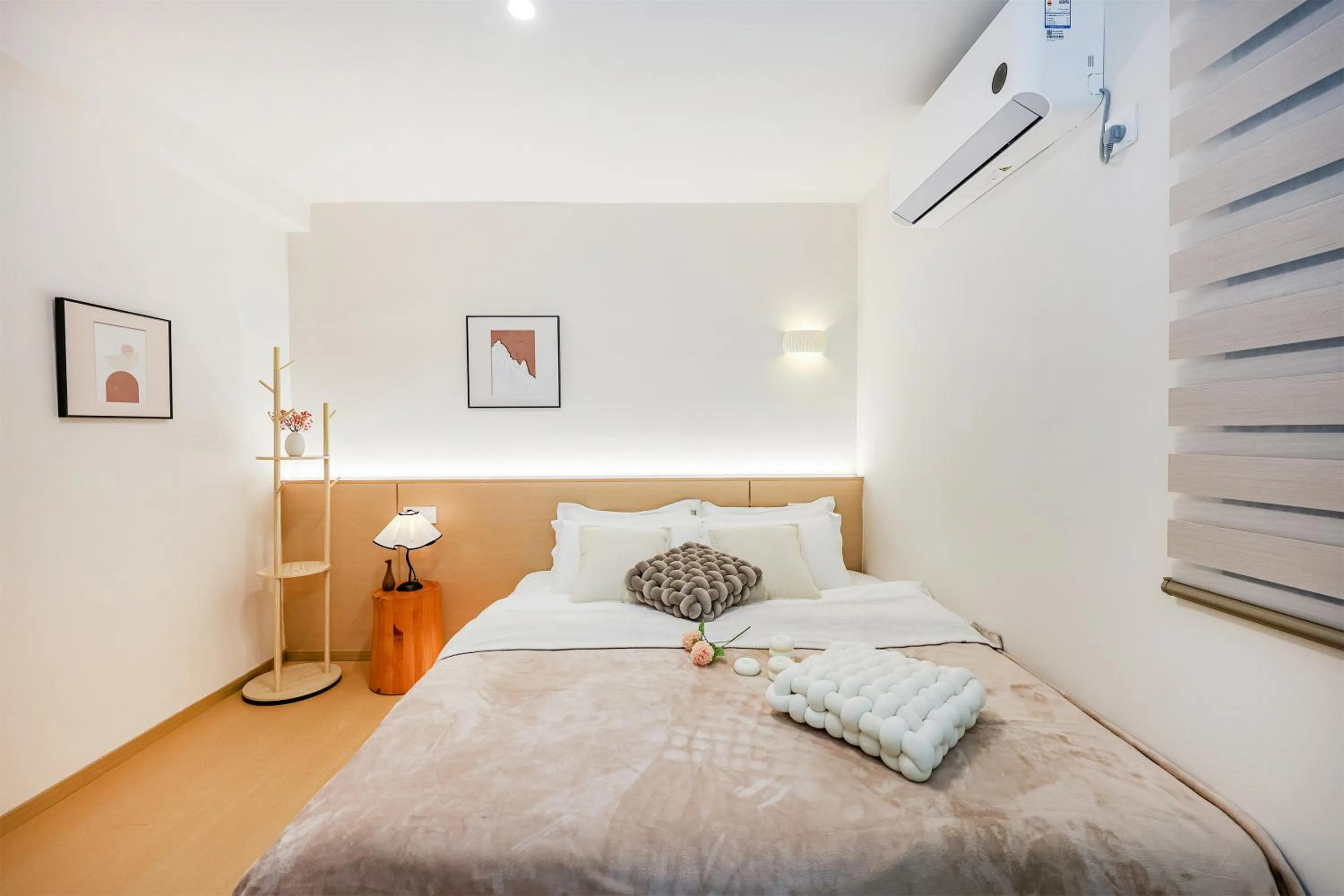 Bed in Baihong Sky View Studio with Deep Soak Tub - Jiefangbei Center