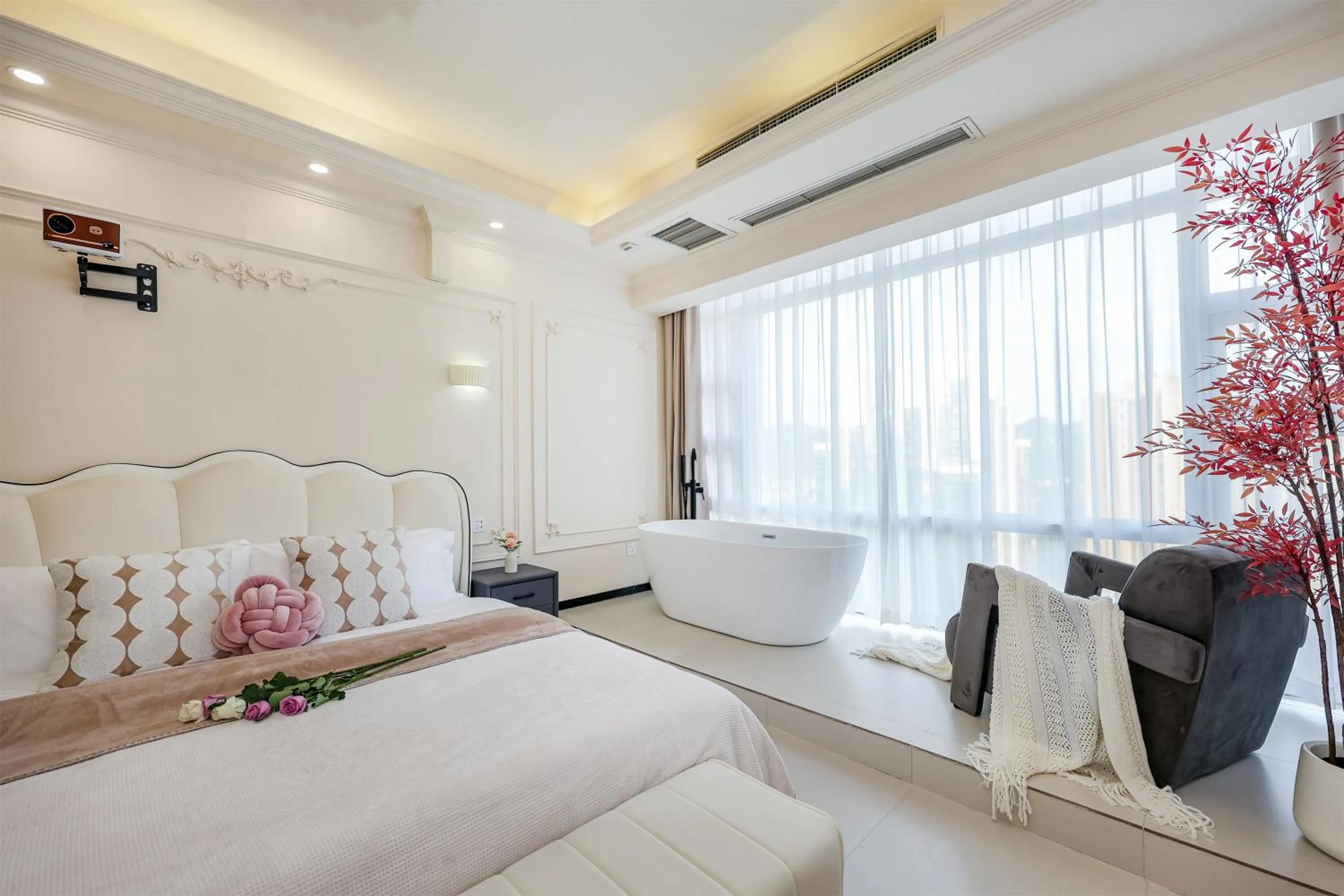 Bed in Baihong Sky View Studio with Deep Soak Tub - Jiefangbei Center