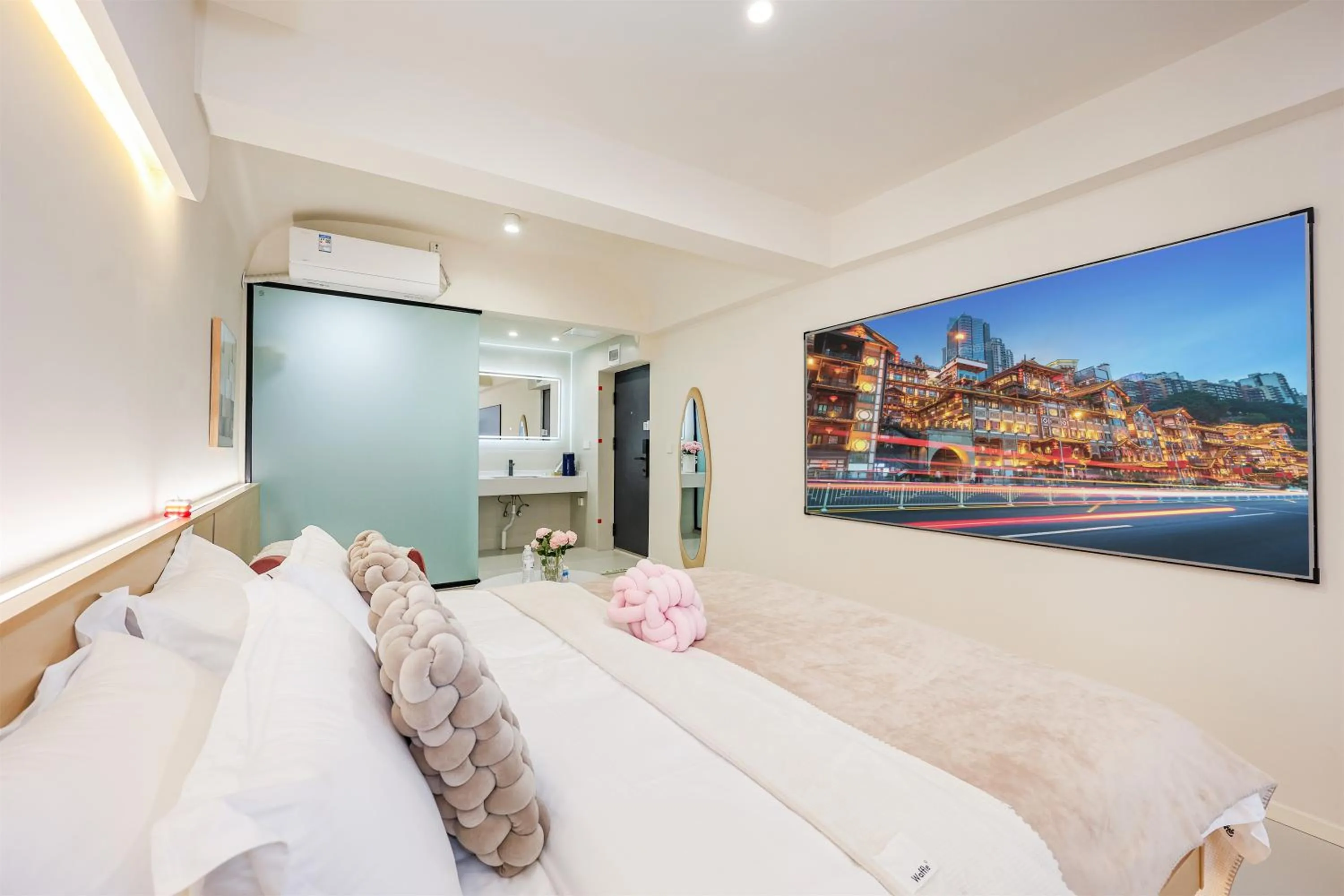Bed in Baihong Sky View Studio with Deep Soak Tub - Jiefangbei Center